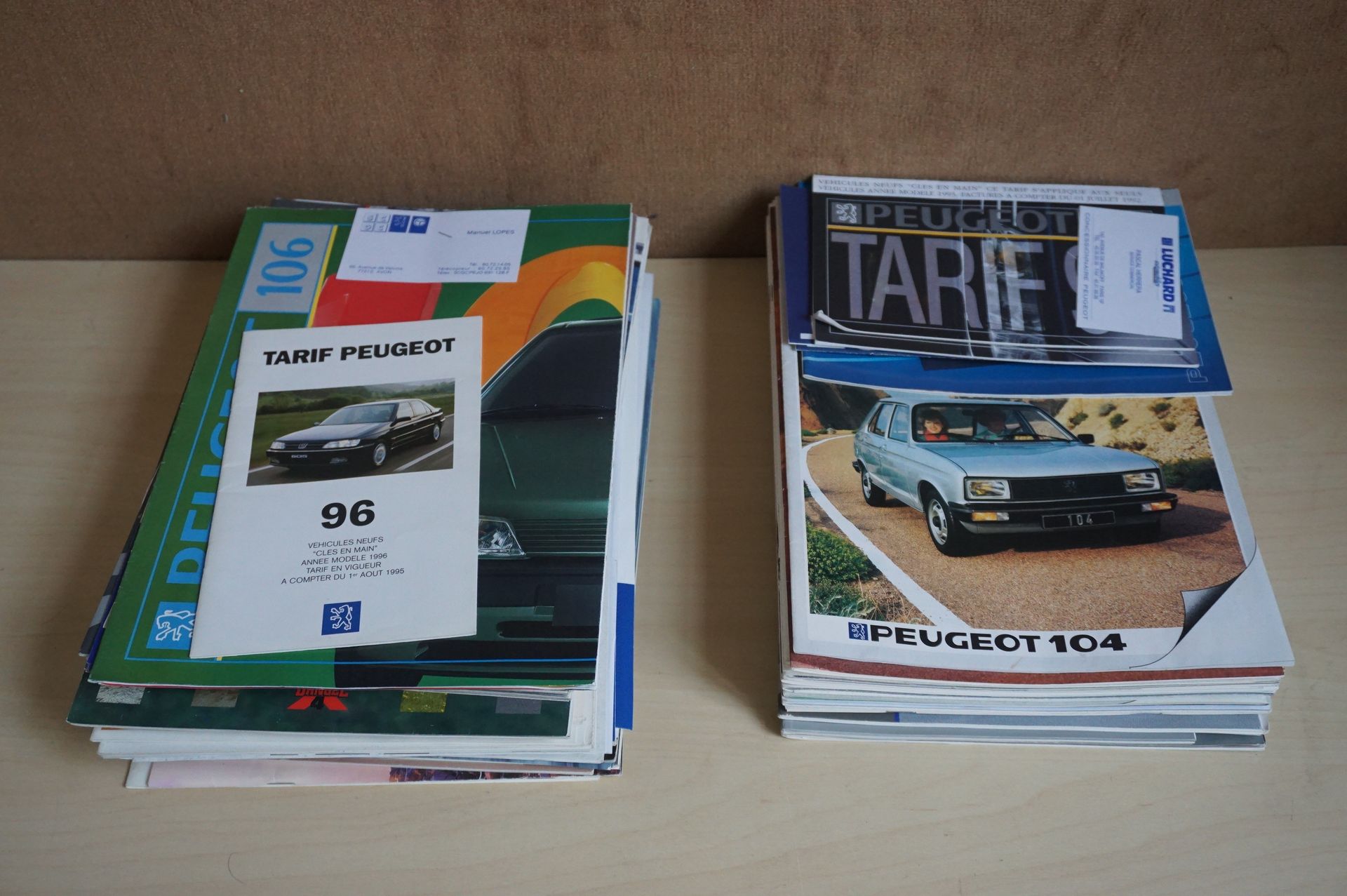 Null Lot von Peugeot-Händlerkatalogen und
Hefte mit Preislisten