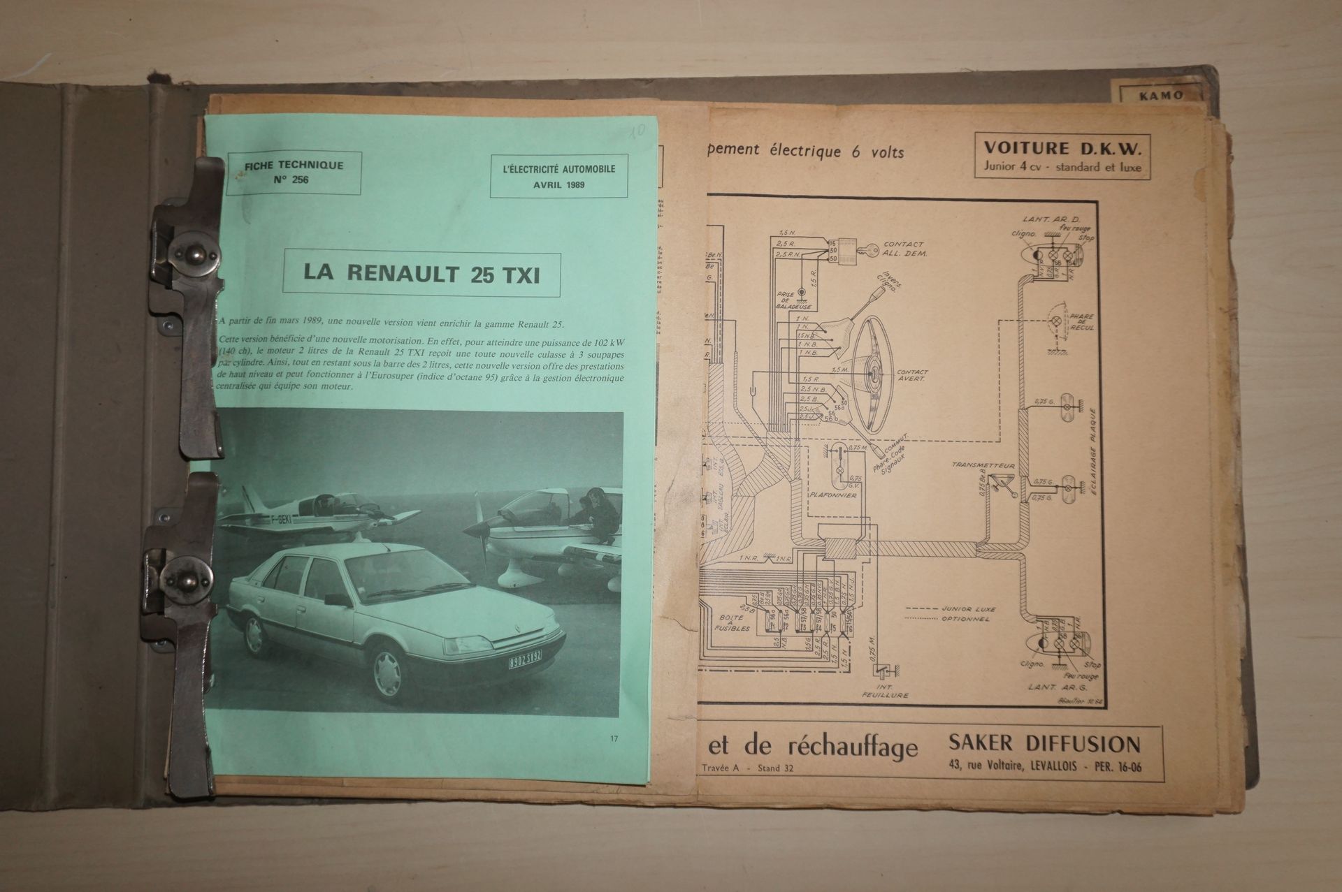 Null Dossier comprenant : 
- Fiche technique de la Renault 25 TXI
- Documentatio&hellip;