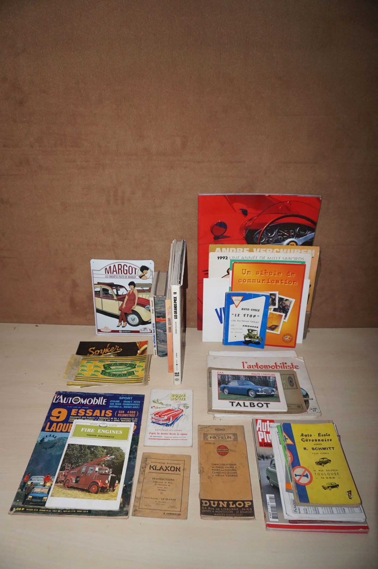 Null Lot of books, magazines, brochures and documentation on the automobile
- th&hellip;