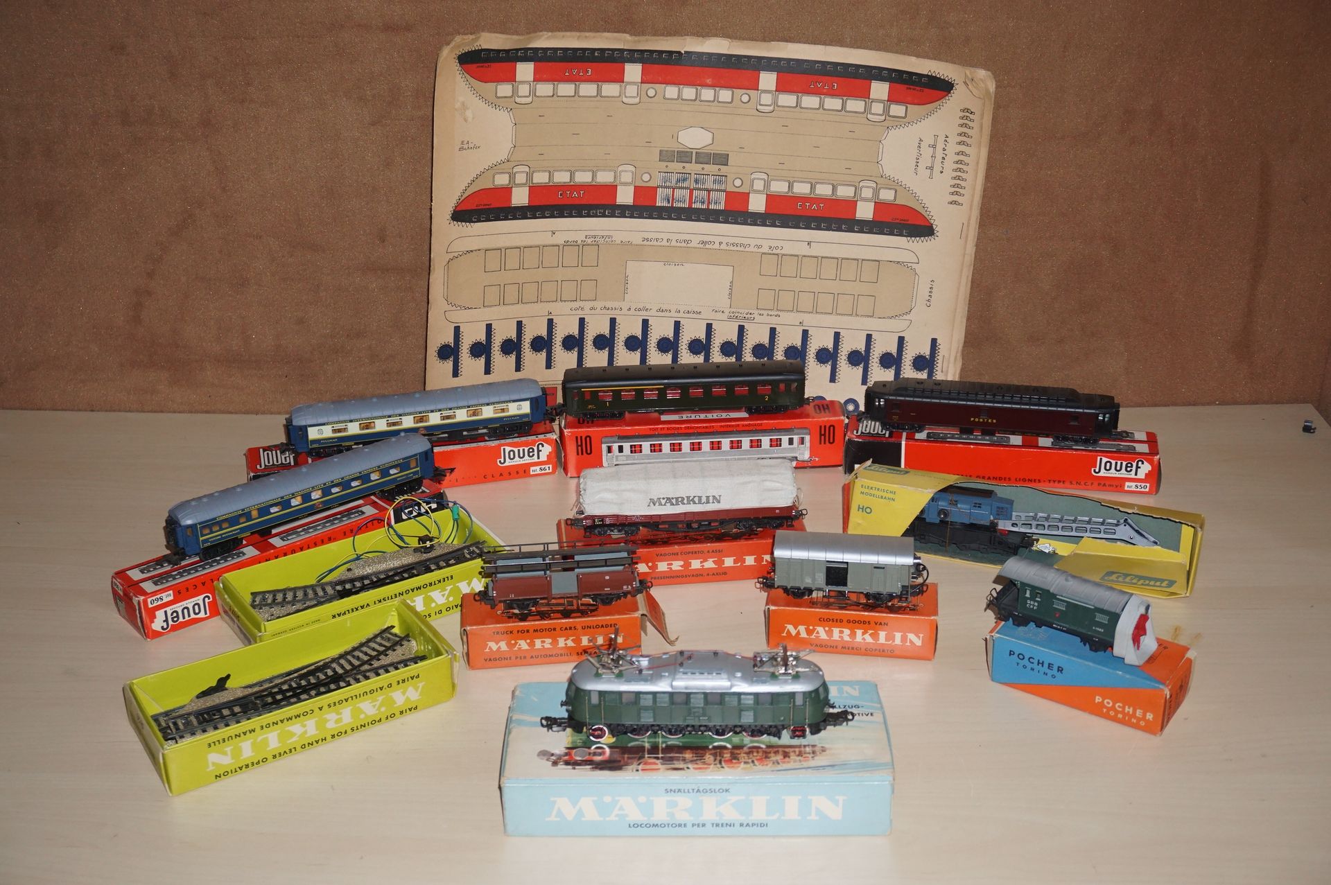 Null Lot of model trains: 
- three Jouef passenger cars
- wagon "La poste" Jouef&hellip;