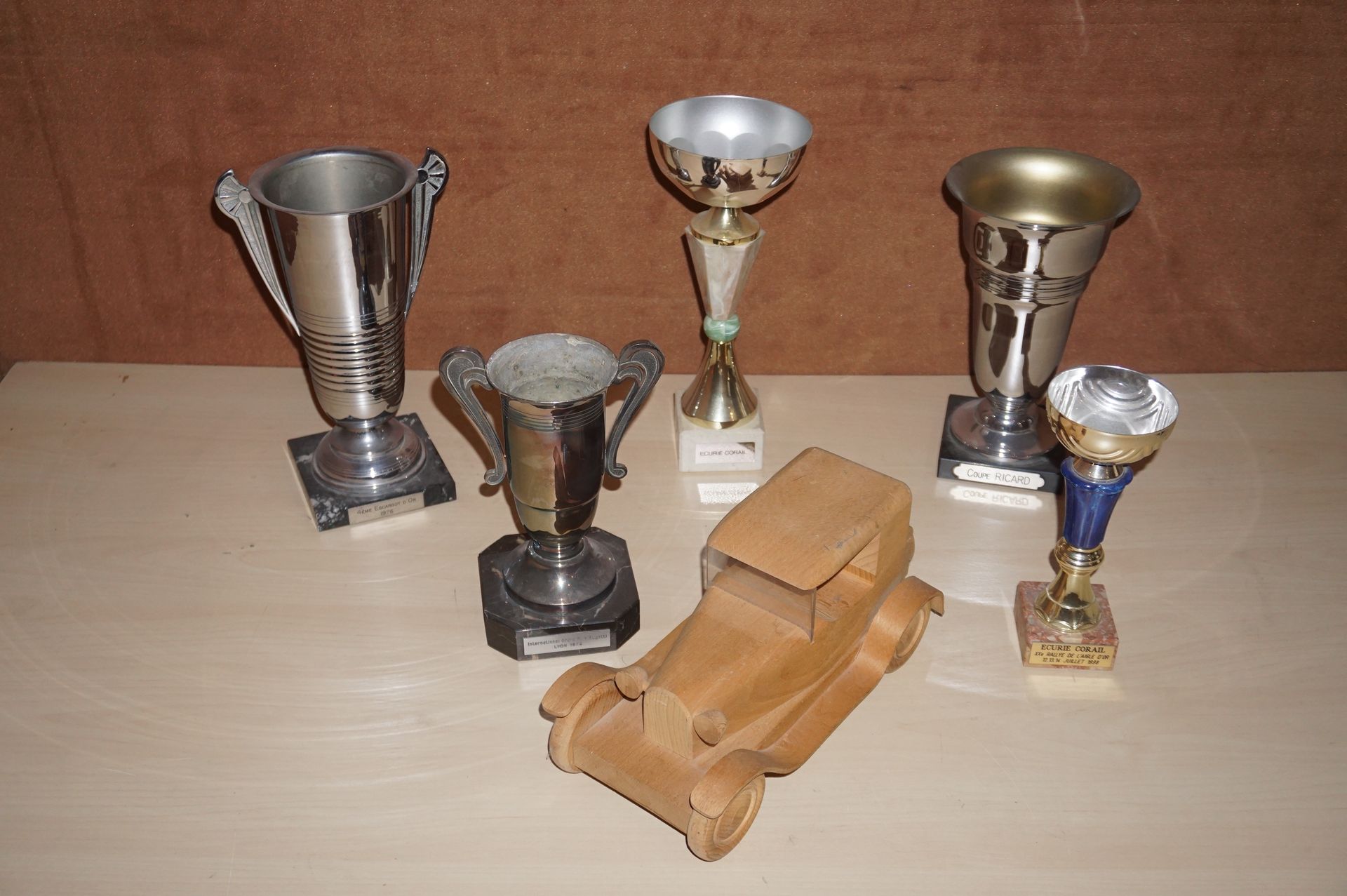 Null Lot de 5 trophées et une voiture en bois
- Coupe Ricard
- Ecurie Corail : 1&hellip;