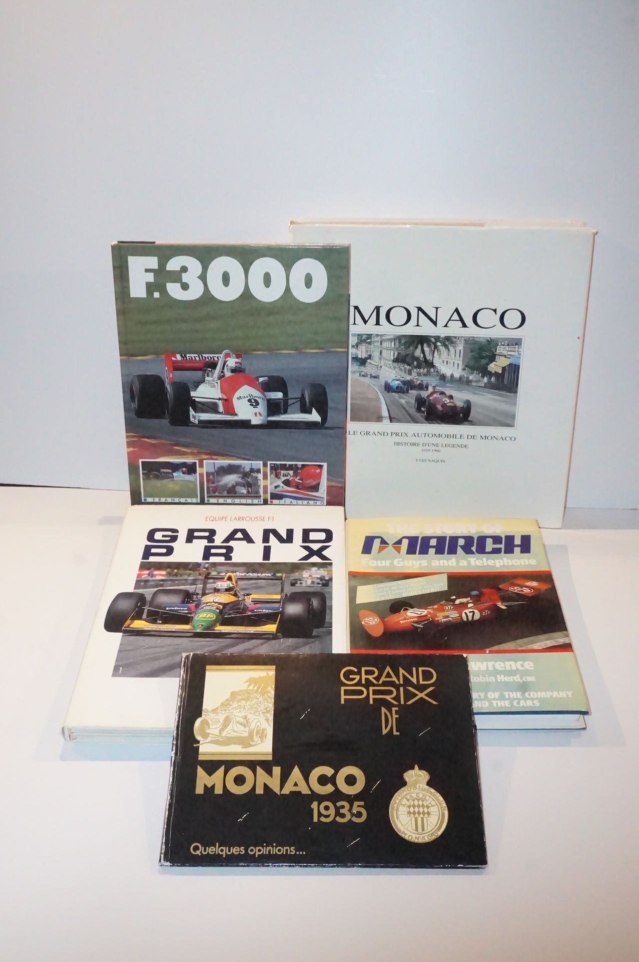 Null 一套4本书和一份传单。
- 三月的故事
- 摩纳哥
- 摩纳哥大奖赛宣传单 1935年
- 大奖赛
- F 3000