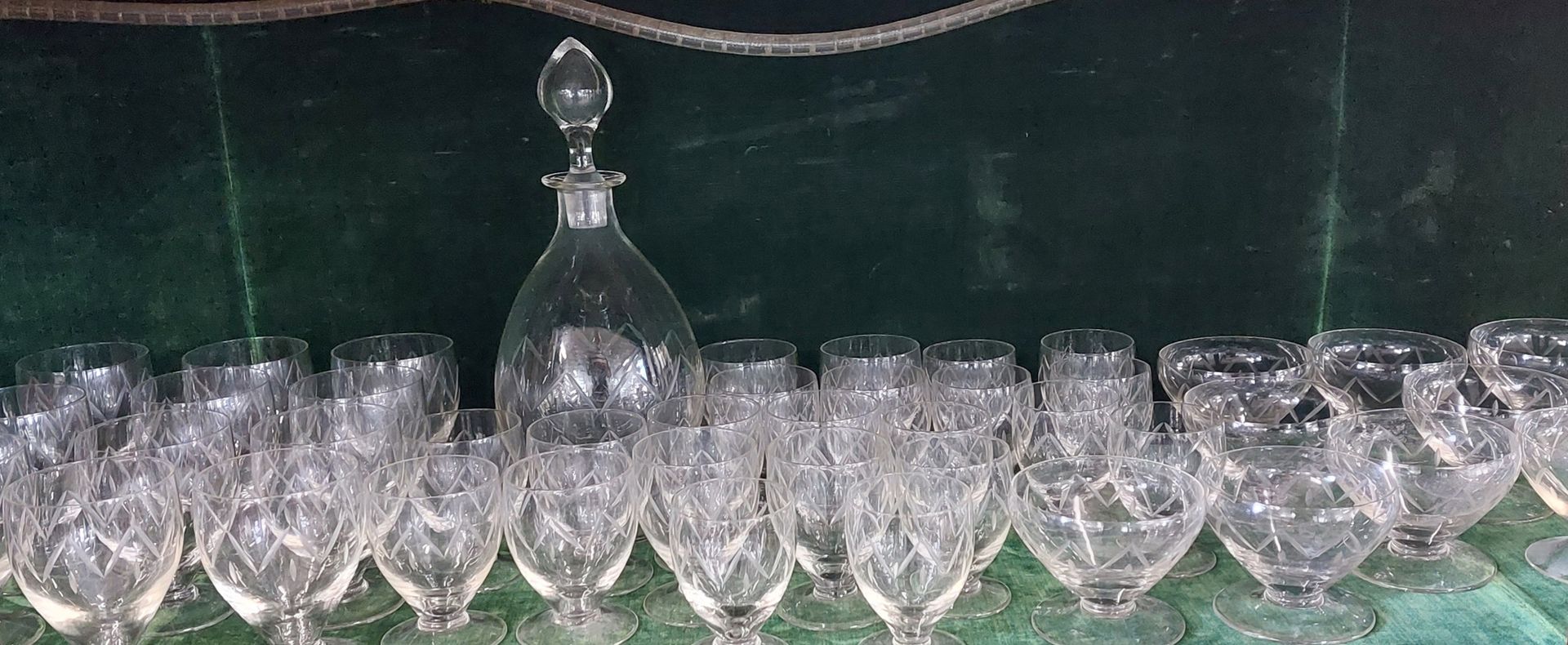 Null juego de cristal compuesto por :

- 10 vasos de agua

- 10 copas de vino

-&hellip;