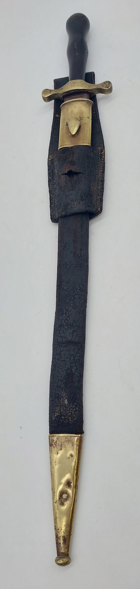 Null 猎鹰 

牛角手柄，皮革和铜质刀鞘

标记为 "东方"。

克林根塔尔制造 

(刀鞘上的事故)

总长度 : 64,5 cm