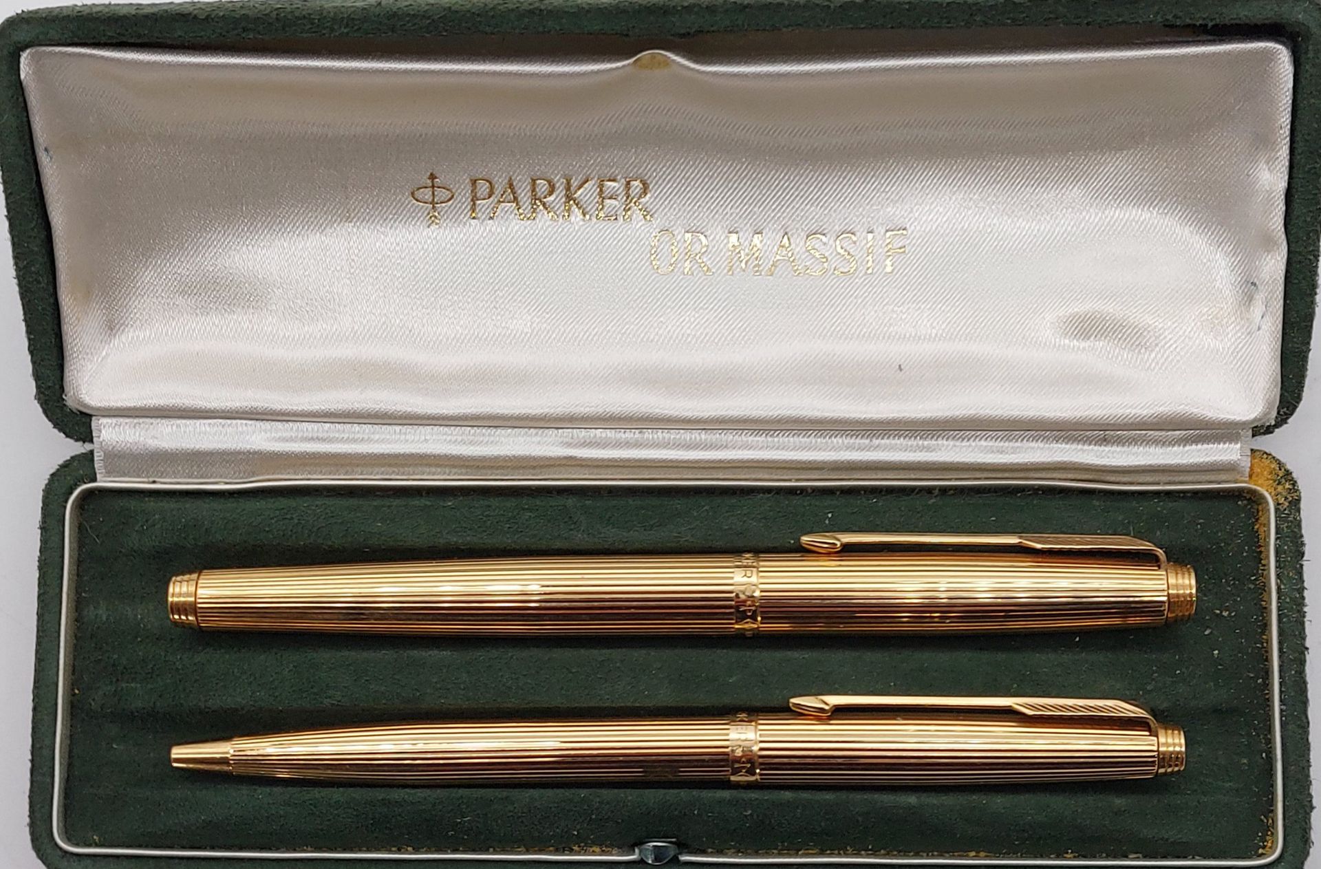 Null PARKER

Fountain pen and ballpoint pen set in 18K gold, with gadroon decora&hellip;