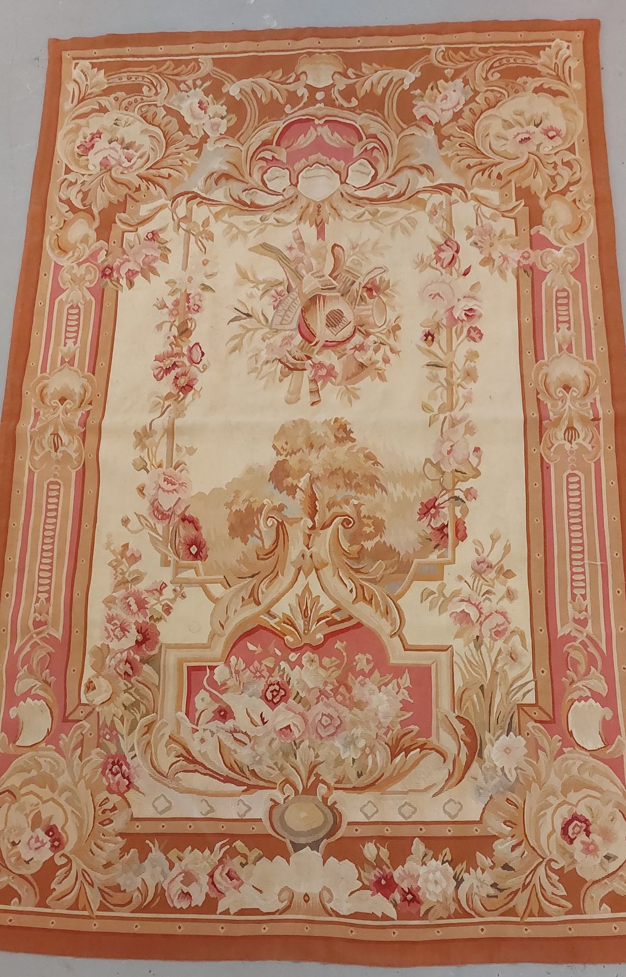 Null AUBUSSON

有花和乐器的挂毯 

拿破仑三世风格

240 x 146厘米