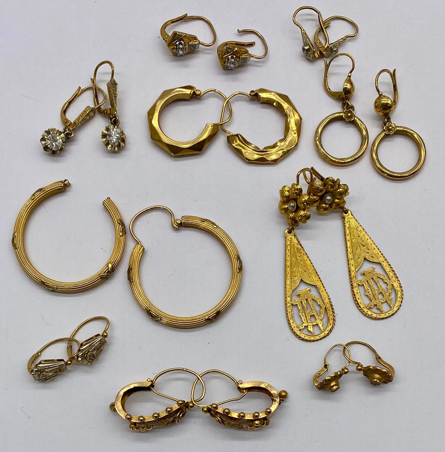 Null ENSEMBLE 

holding pairs of gold earrings

Gross weight : 20.80 gr.

A pair&hellip;