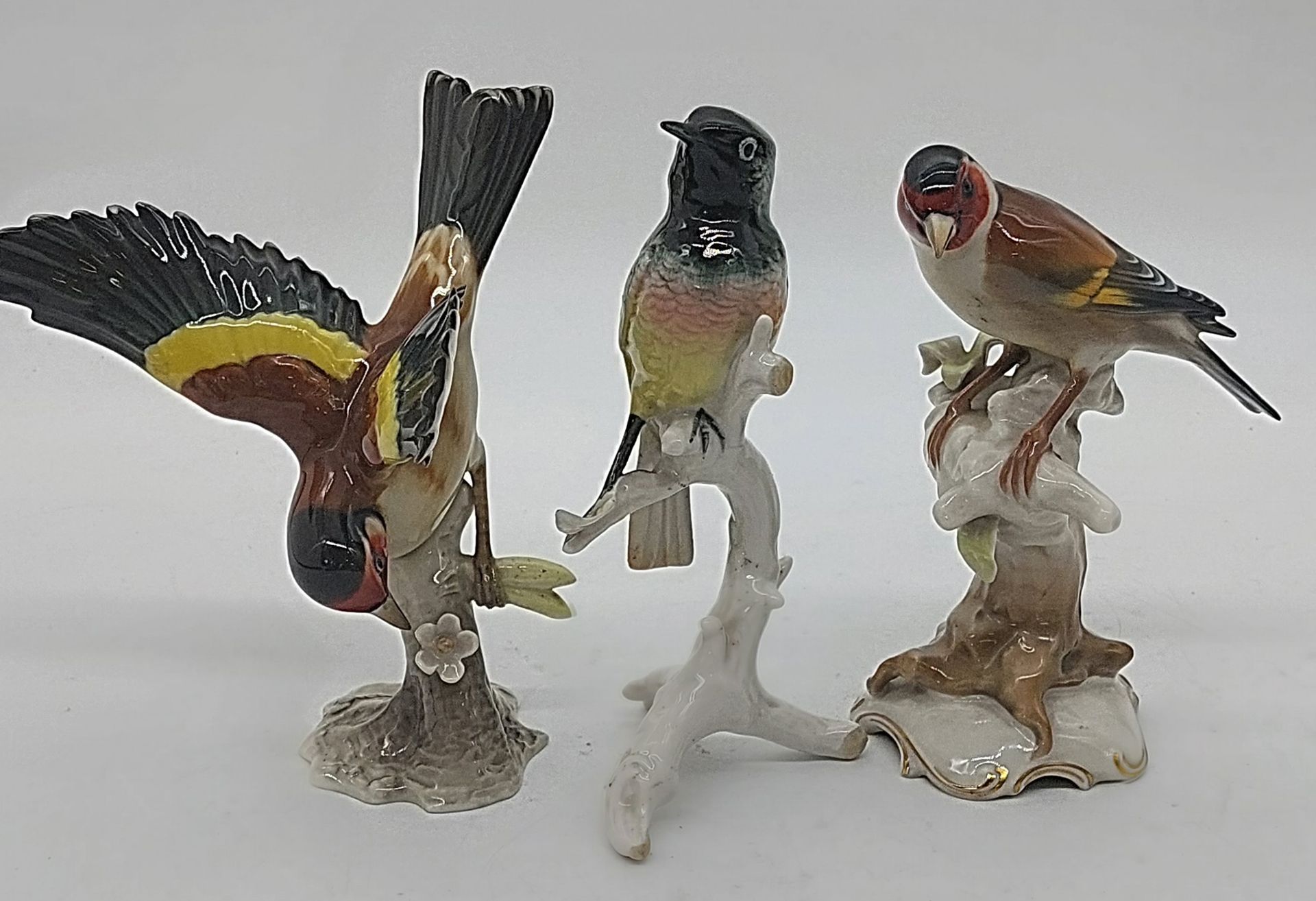 Null TRES SUJETOS de porcelana policromada con pájaros, dos de ellos procedentes&hellip;