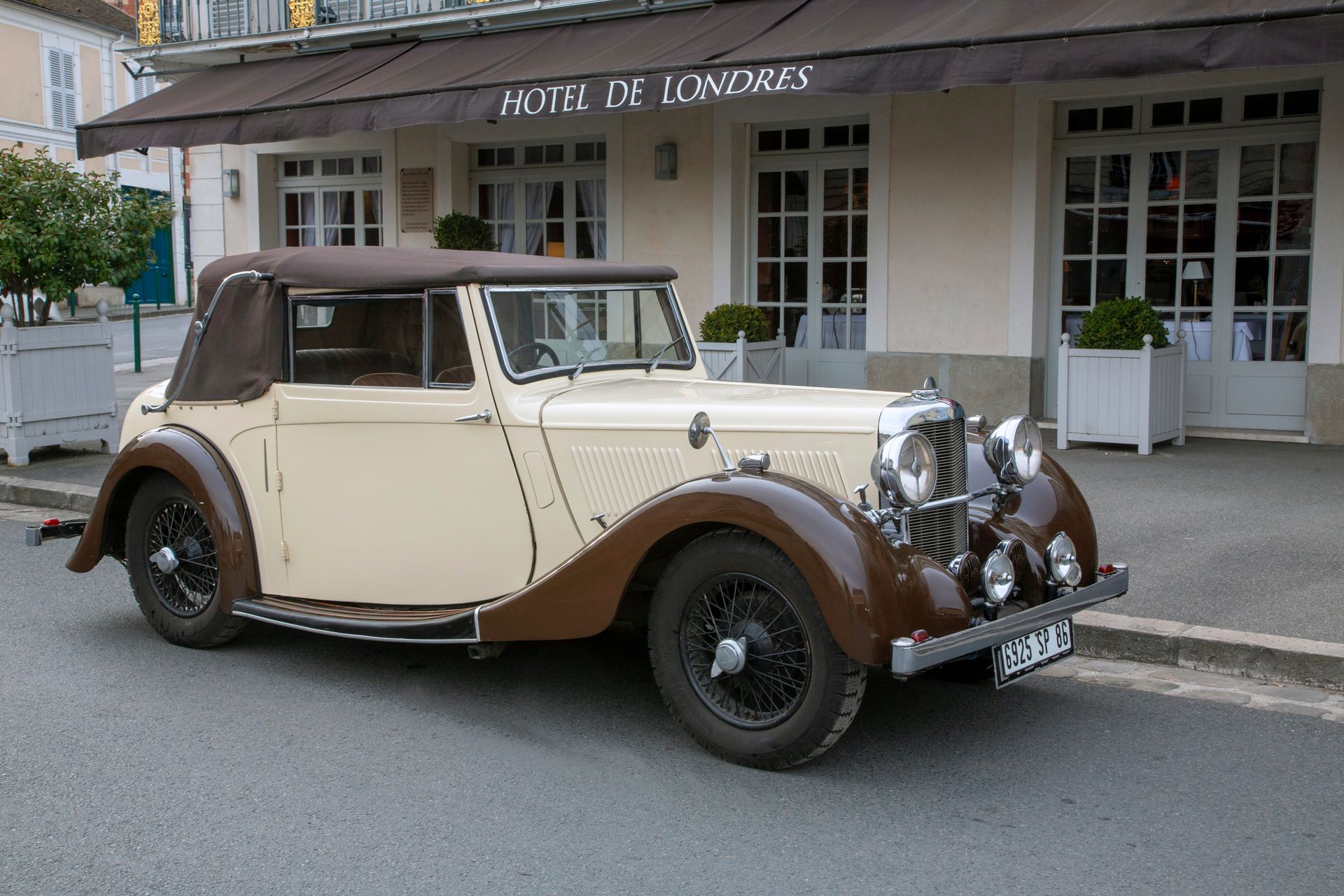 Null 1938 ALVIS 12/70
Seriennummer: A44057
Französischer Fahrzeugschein


Der Al&hellip;