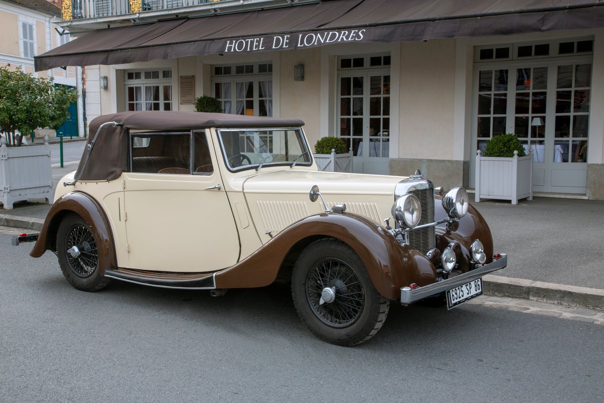 Null 1938 ALVIS 12/70
Serial number : A44057
French registration


The Alvis 12/&hellip;