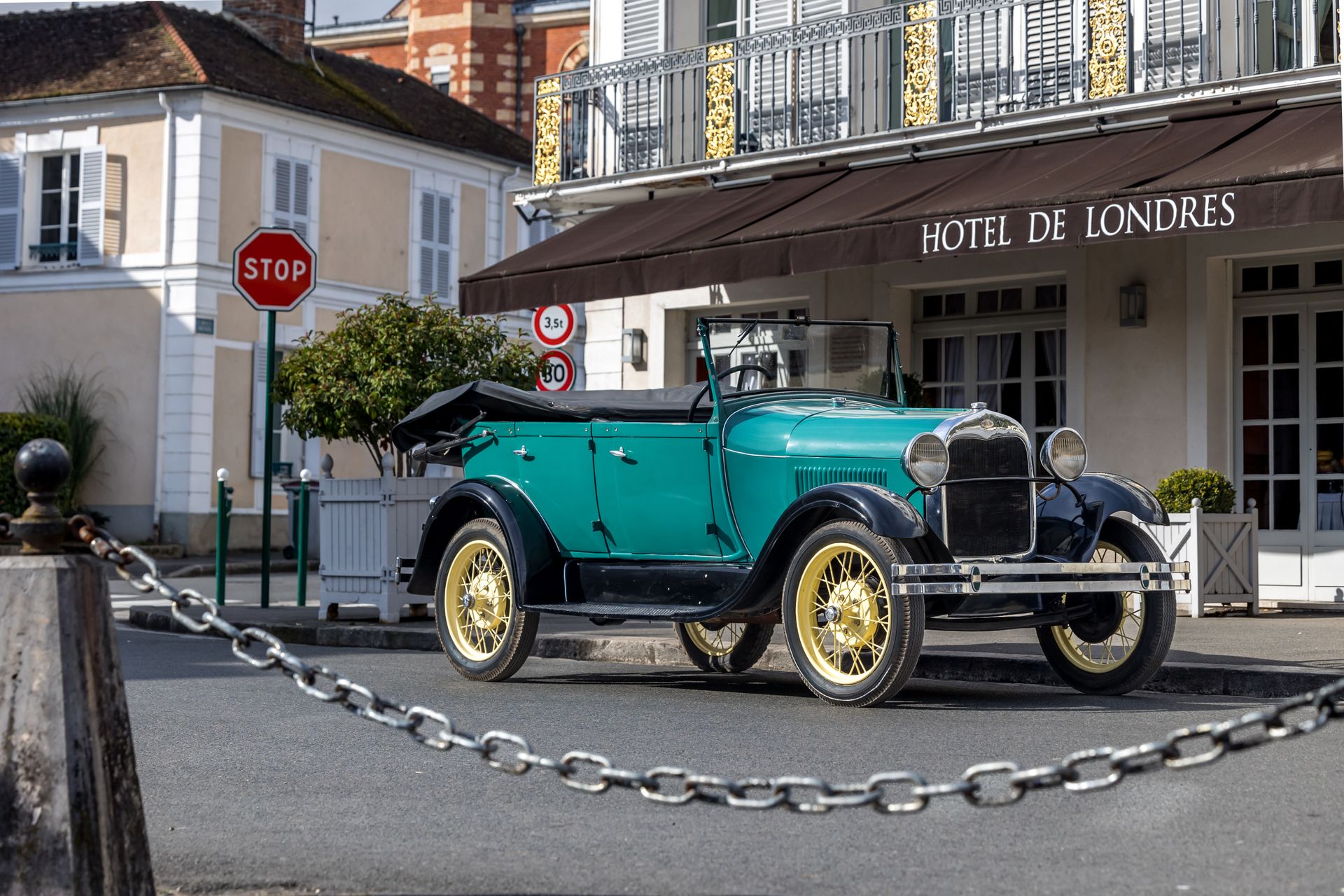 Null L.夫人的遗产 无保留
1930 FORD 

A型
辉腾
将在收藏品中登记
10 000 / 12 000 €
无底价出售

作为战前的魅力车型，福&hellip;
