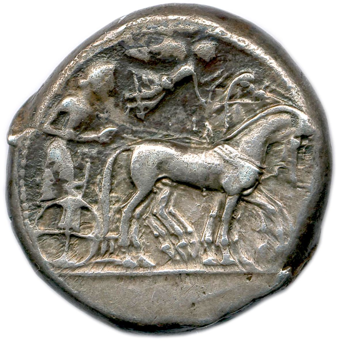 Null 西西里 - 叙拉古 478-467 希隆一世统治时期
由一名战车手率领的四轮马车，由耐克加冕。右侧为仙女 Arethusa 的头像，她的头发被一串珍珠&hellip;