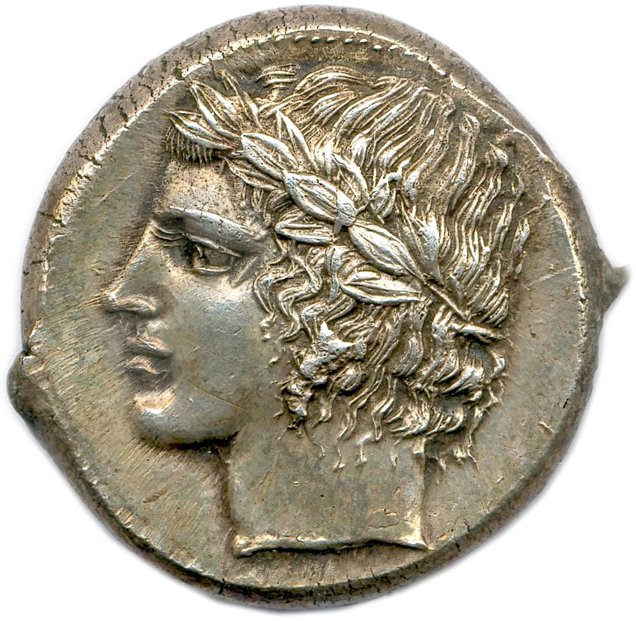 Null SICILE – LÉONTINI 460-425
Tête laurée d’Apollon à gauche. R/. Tête de lion &hellip;