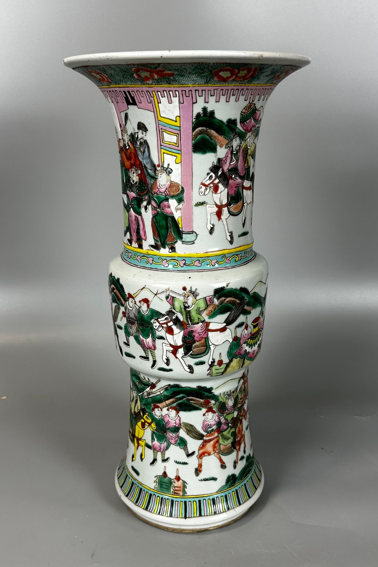 Null CHINE

Vase de forme Gu en porcelaine polychrome à décor émaillé de la fami&hellip;