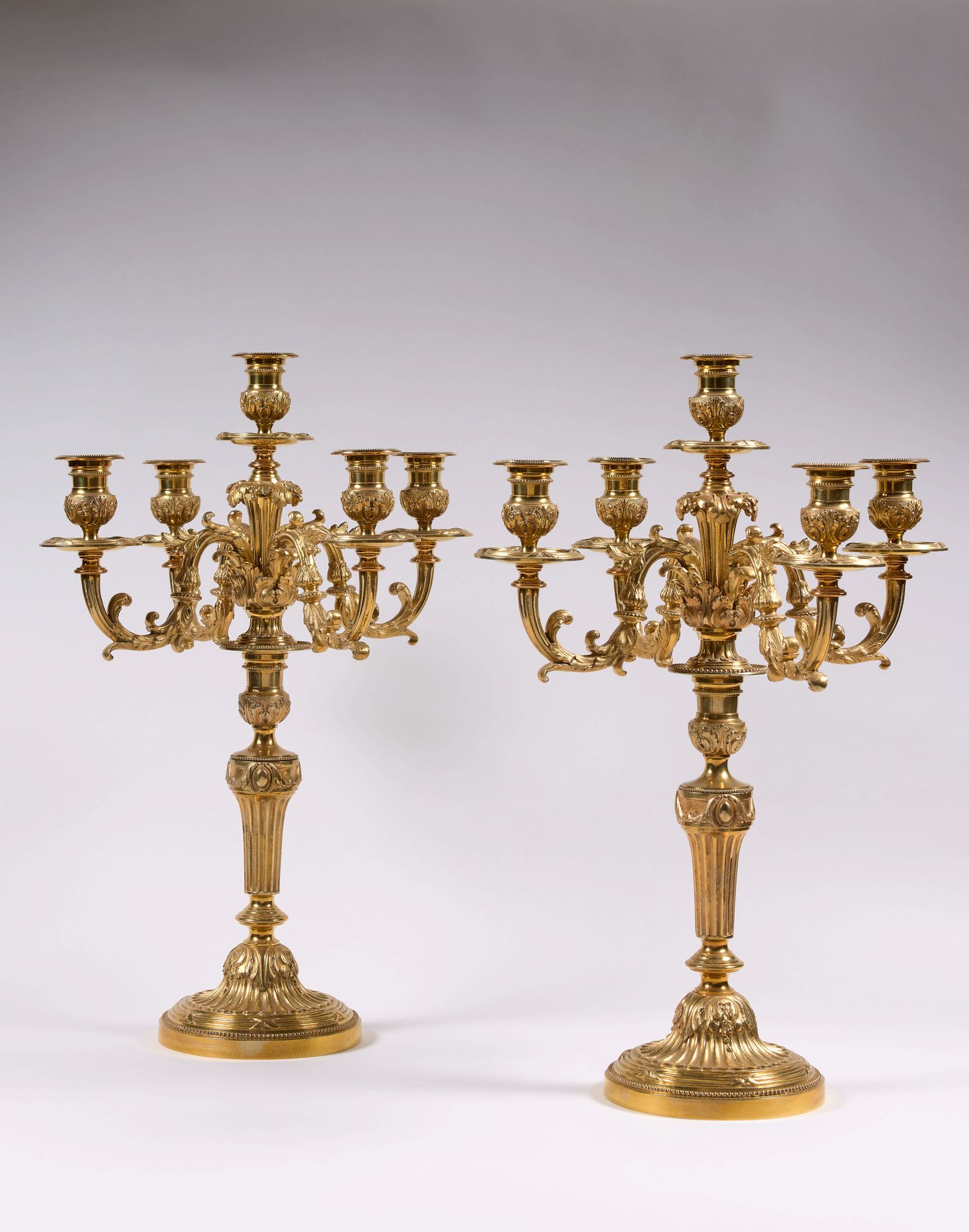 Null 一对乌木烛台
青铜镀金和镂空
和叶饰。
烛台
安放在圆形底座上。
底座。
十九世纪
高度：54 厘米