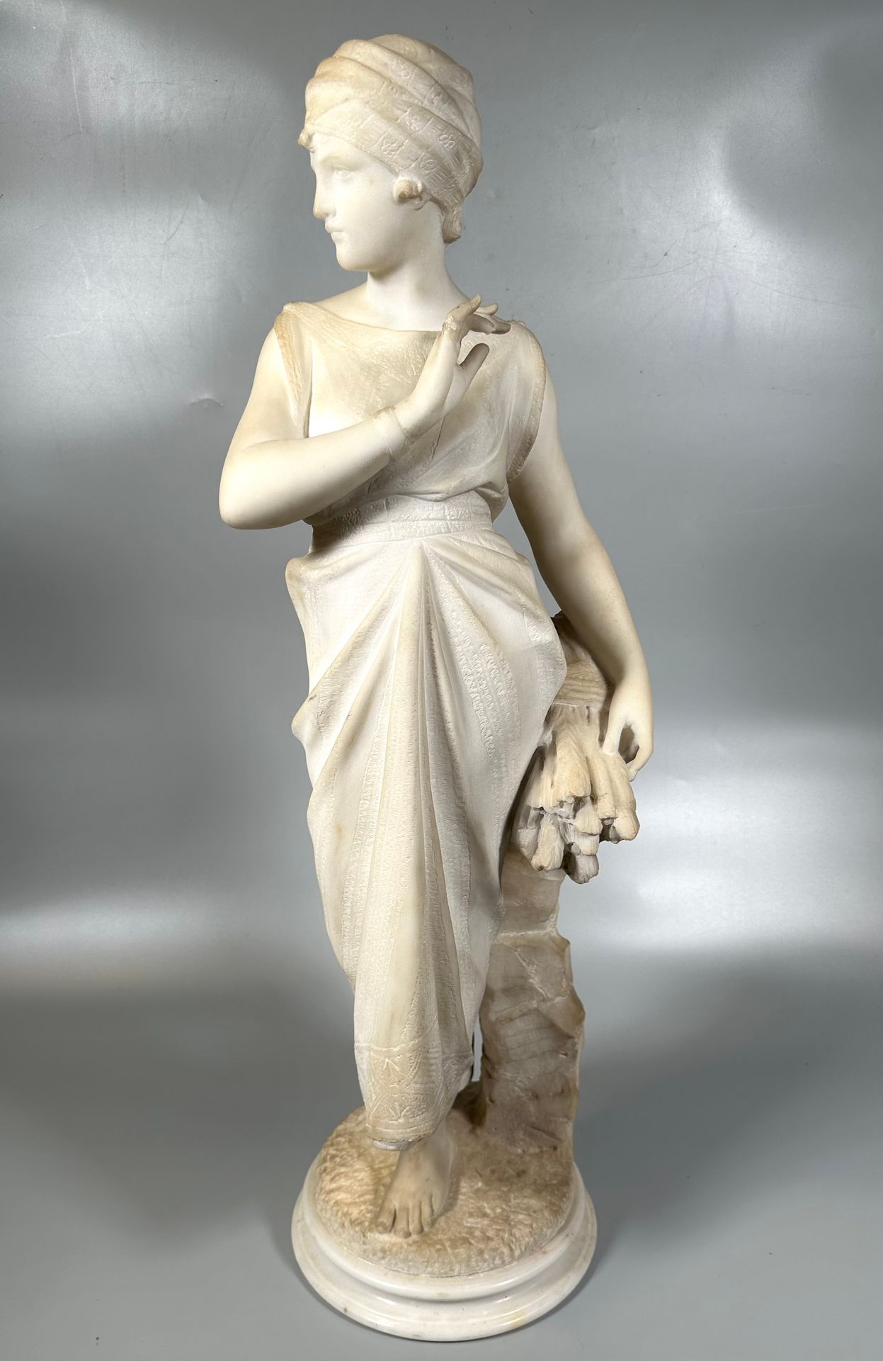Null 古列尔莫-普吉（约 1850-1915 年）
拾穗者
白色大理石雕塑，背面有签名。
高度：75 厘米
(缺指和修复）