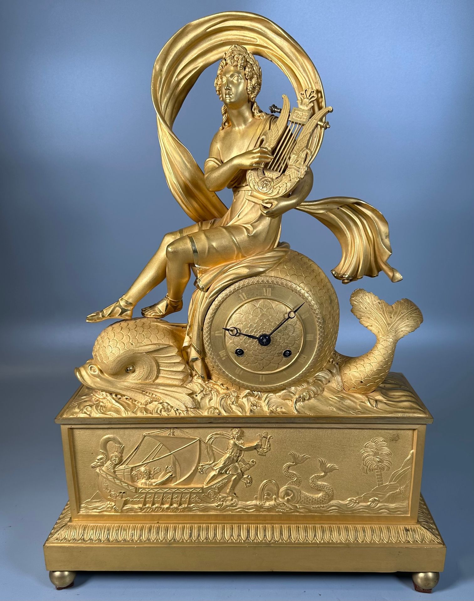 Null PENDULE en bronze doré et ciselé à décor d'un Apollon à la lyre se transfor&hellip;