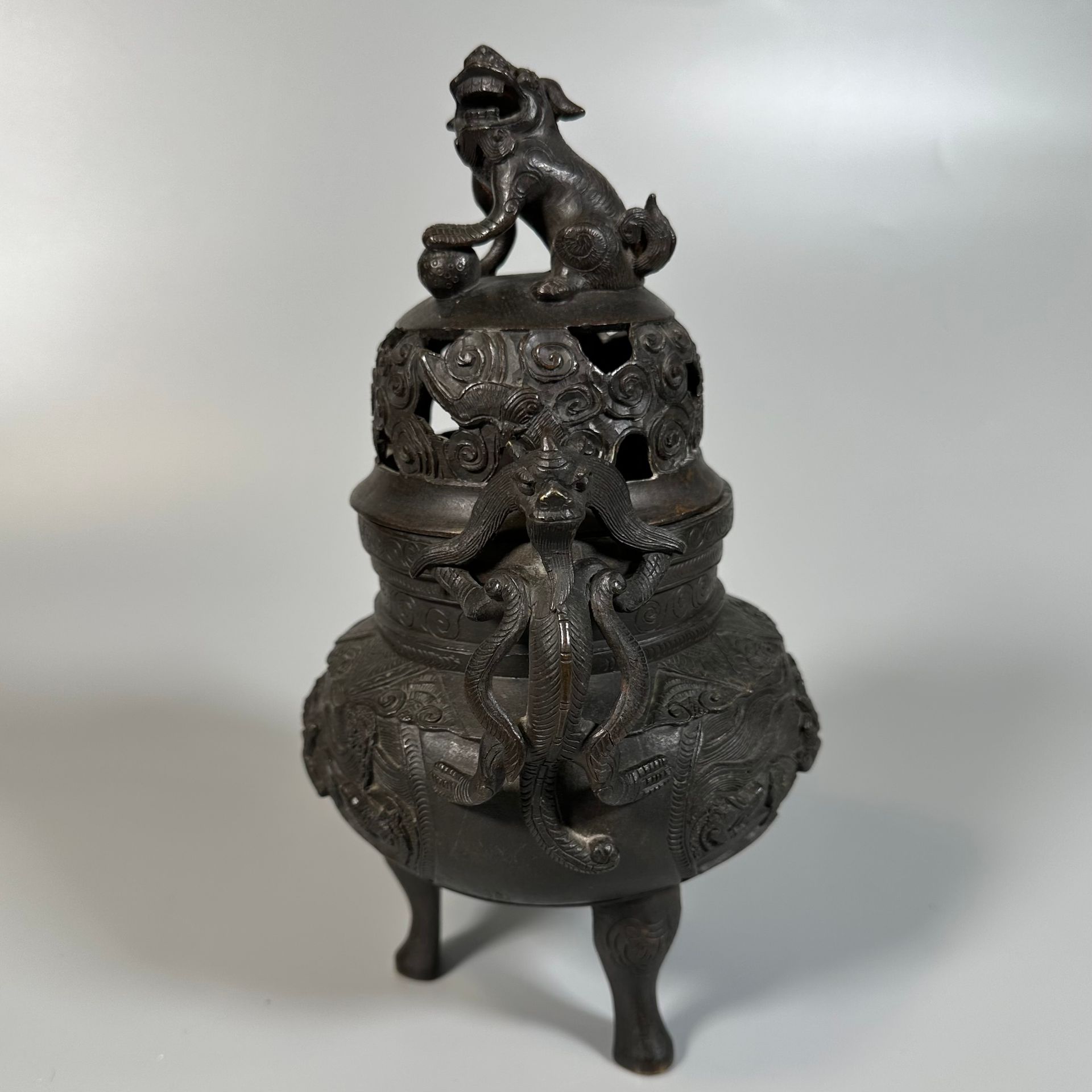 Null 日本
青铜烤漆香水炉，带三脚架底座，盖子上装饰有福狗。
19 世纪晚期
高度：25 厘米
(边缘有小缺口）