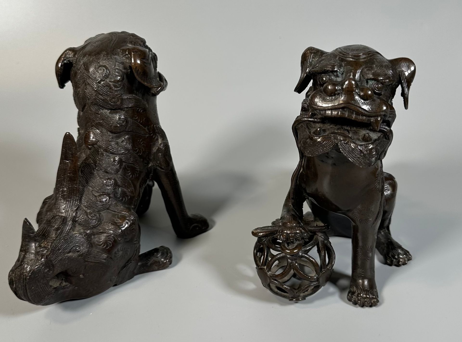 Null SOUTHEAST ASIA
Pair of Fô dogs in patinated bronze. 
H: 18 cm
(small accide&hellip;
