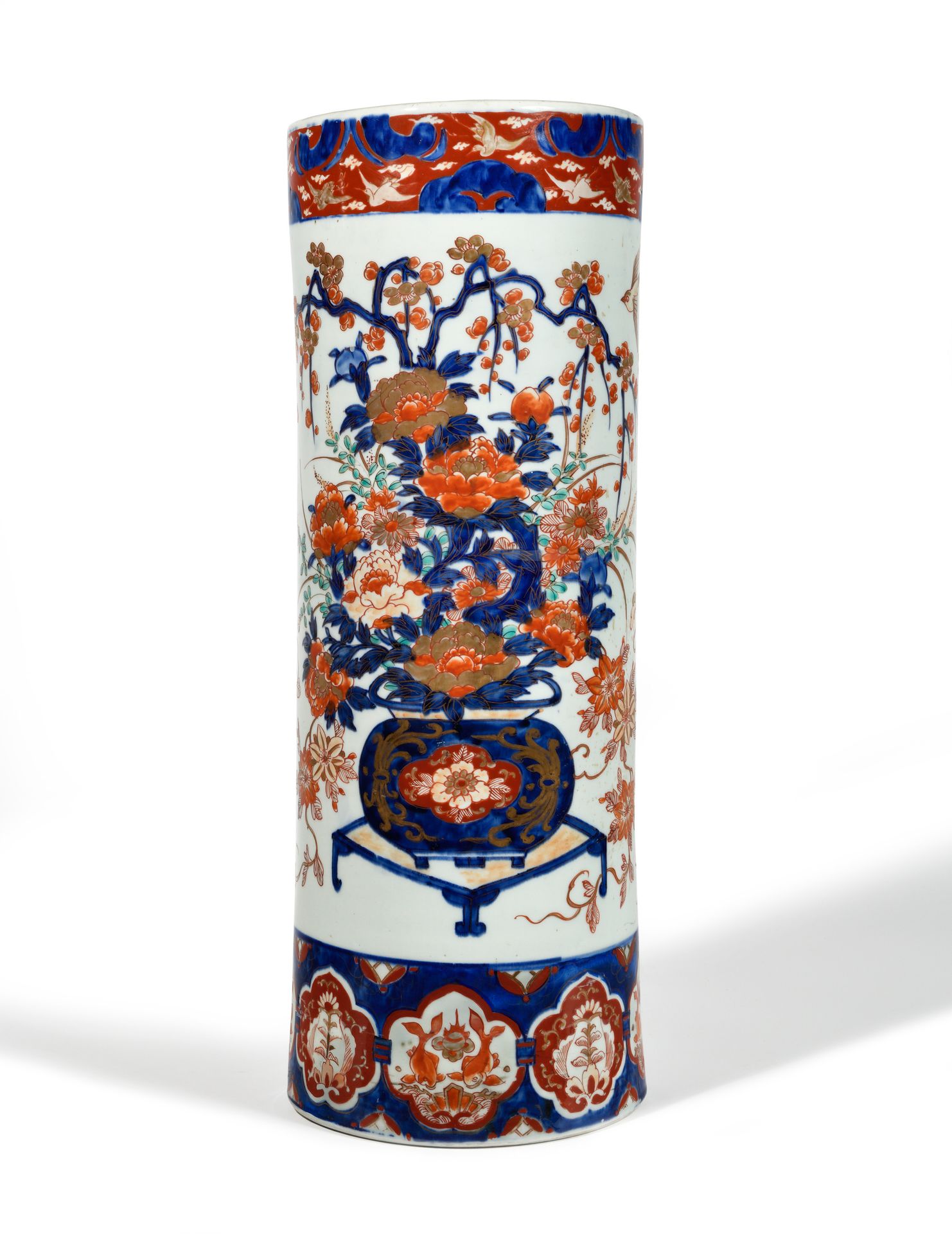 Null PORTAOMBRELLI TUBOLARE
ceramica smaltata in stile Imari. 
XIX secolo. 
Alte&hellip;