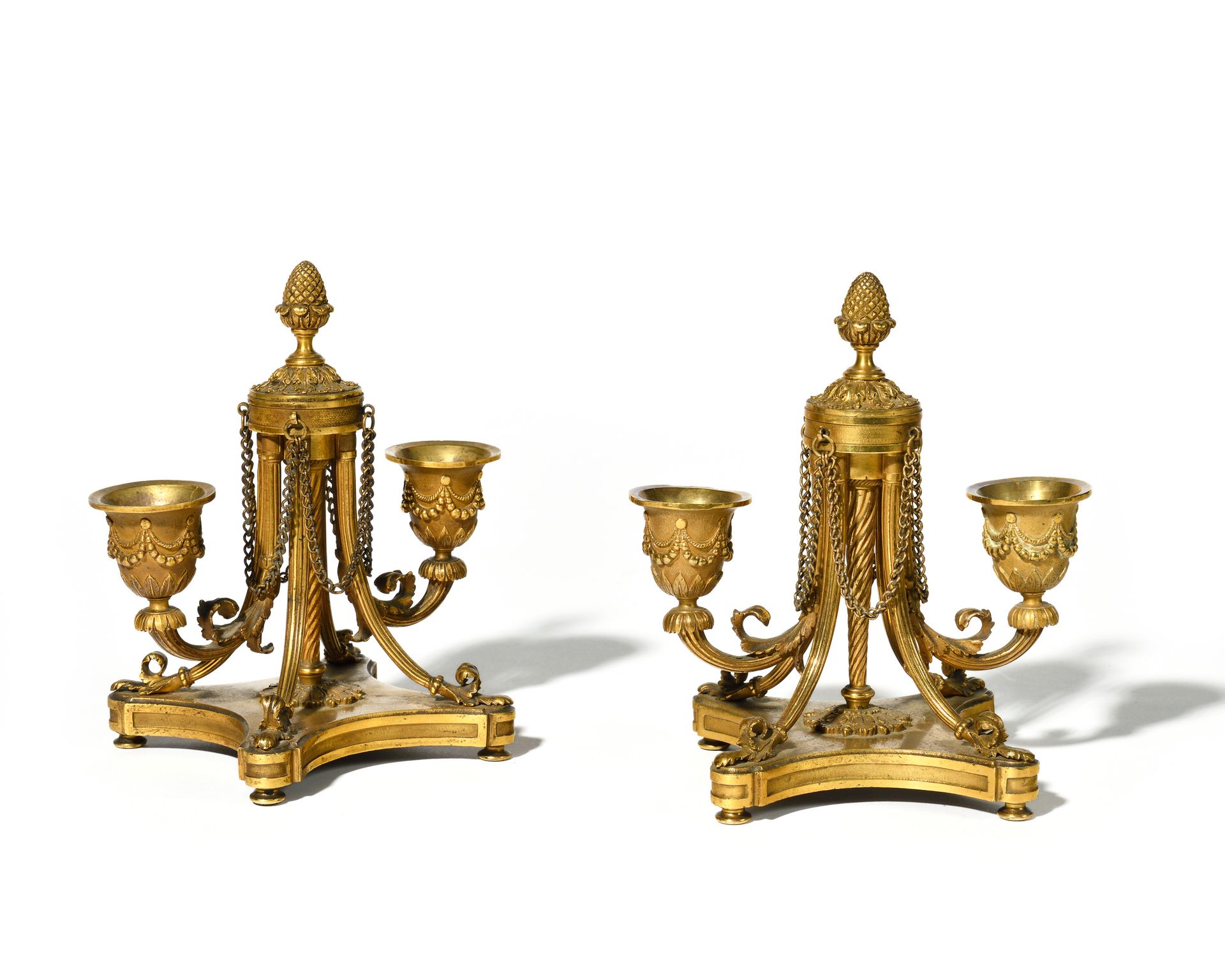 Null 一对双灯小烛台
镀金青铜烛台，烛台上饰有松果和刺桐叶，中央卷轴位于四足底座和米歇腿上。
路易十六风格，拿破仑三世时期
高：18 厘米；宽：15 厘米