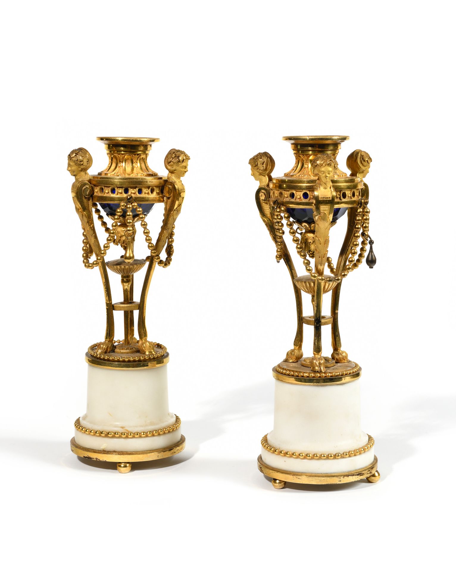 Null PAREJA DE ATENEOS
en bronce dorado y cincelado, mármol blanco y cristal azu&hellip;