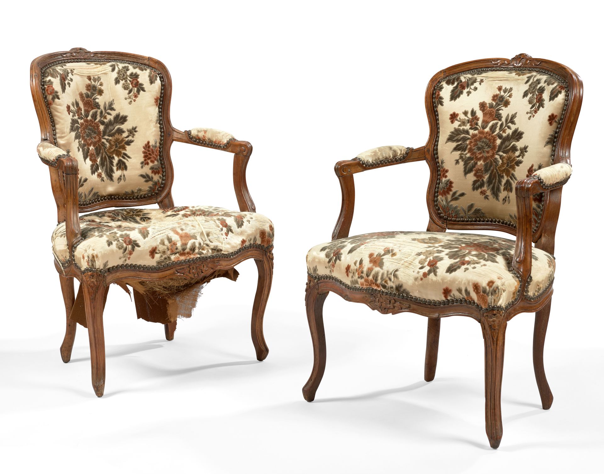 Null PAIR OF CABRIOLE CHAIRS in natural wood, molded and carved with flowers, re&hellip;