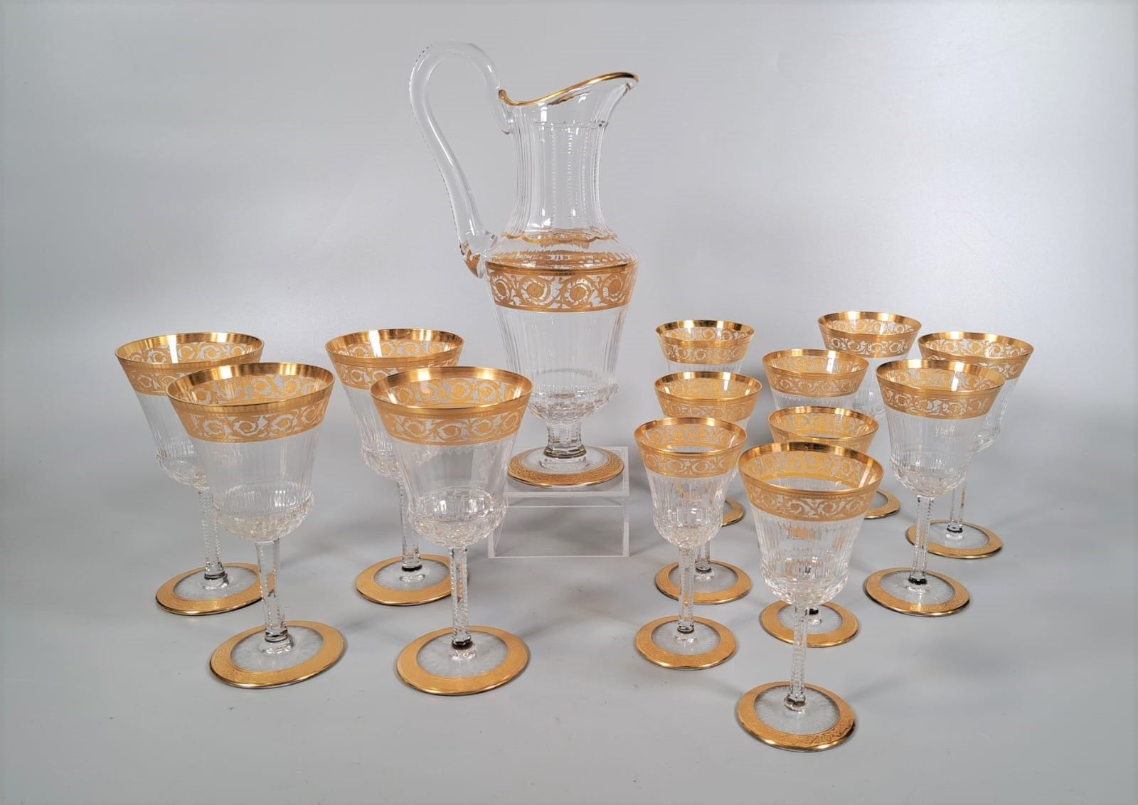 Null 圣路易 
蓟 "型金色水晶杯套装，包括 ： 
- 一个水瓶，高：32 厘米
- 四个水杯，高：17 厘米
- 四个酒杯，高：16 厘米（其中一个已损坏&hellip;