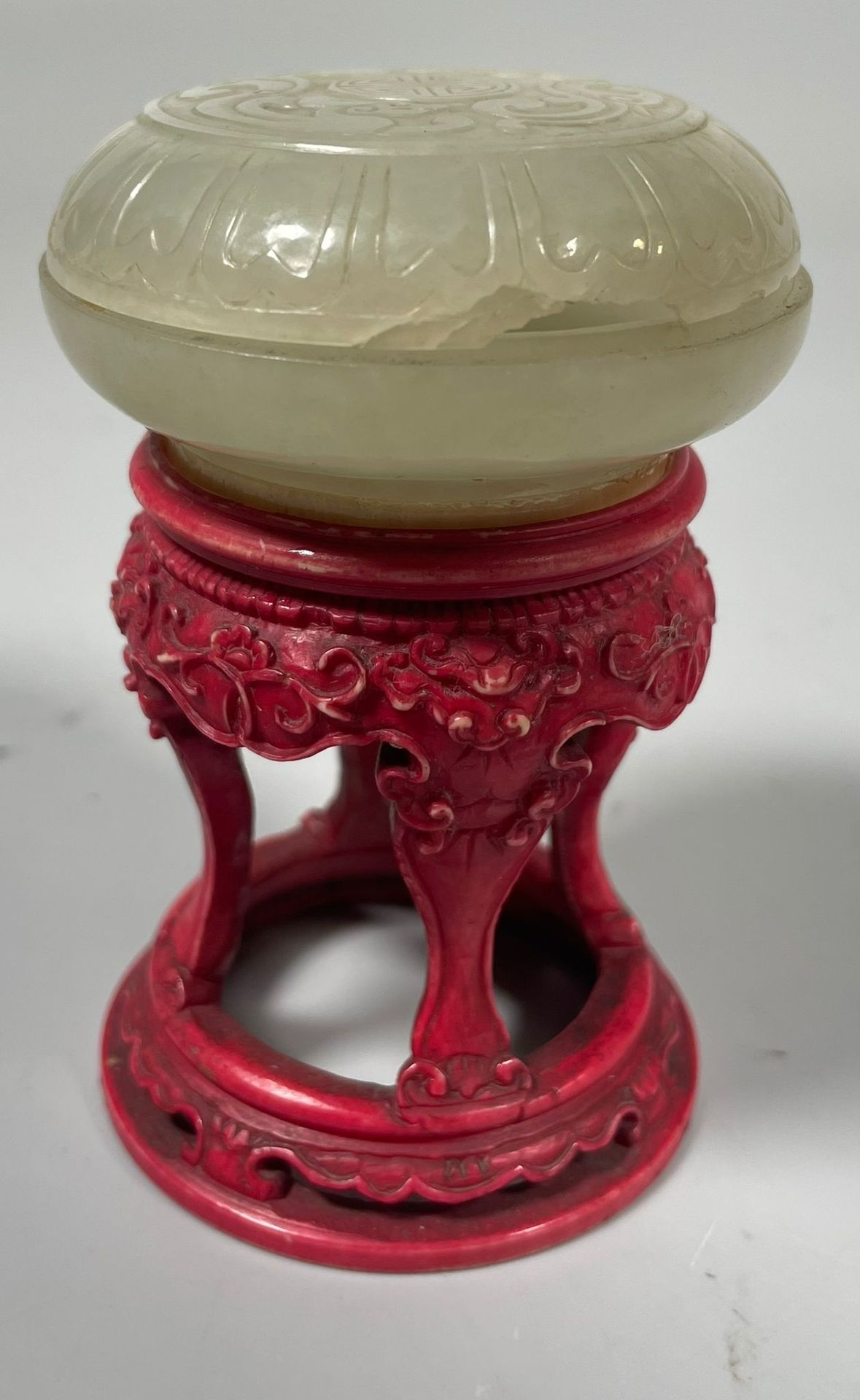 Null CHINA, periodo Jiaqing (1796-1820)
Pequeña caja lenticular de jade celadón,&hellip;