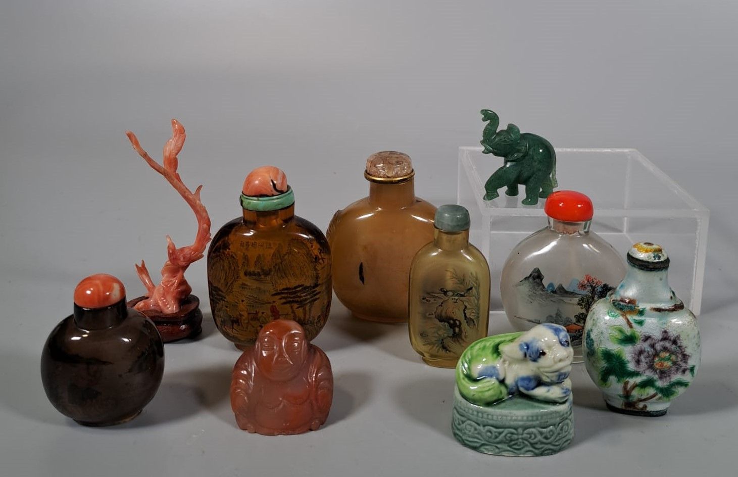Null CHINE
Ensemble d'objets de vitrine (tabatières, petite statuette et corail)&hellip;