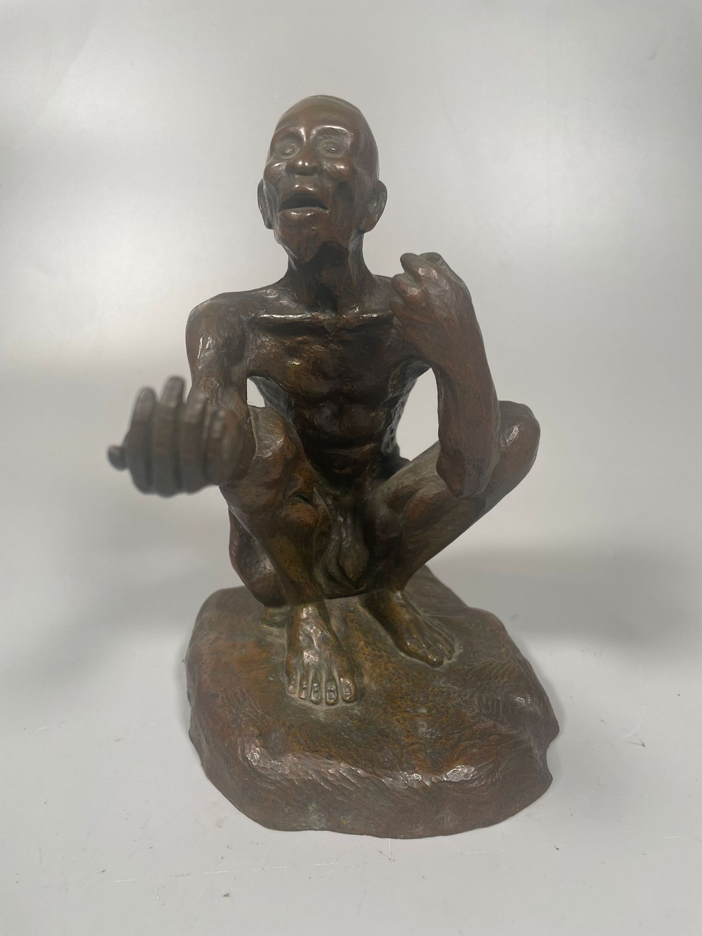 Null 20th century FRENCH SCHOOL
Squatting beggar 
Brown patina bronze signed "G.&hellip;