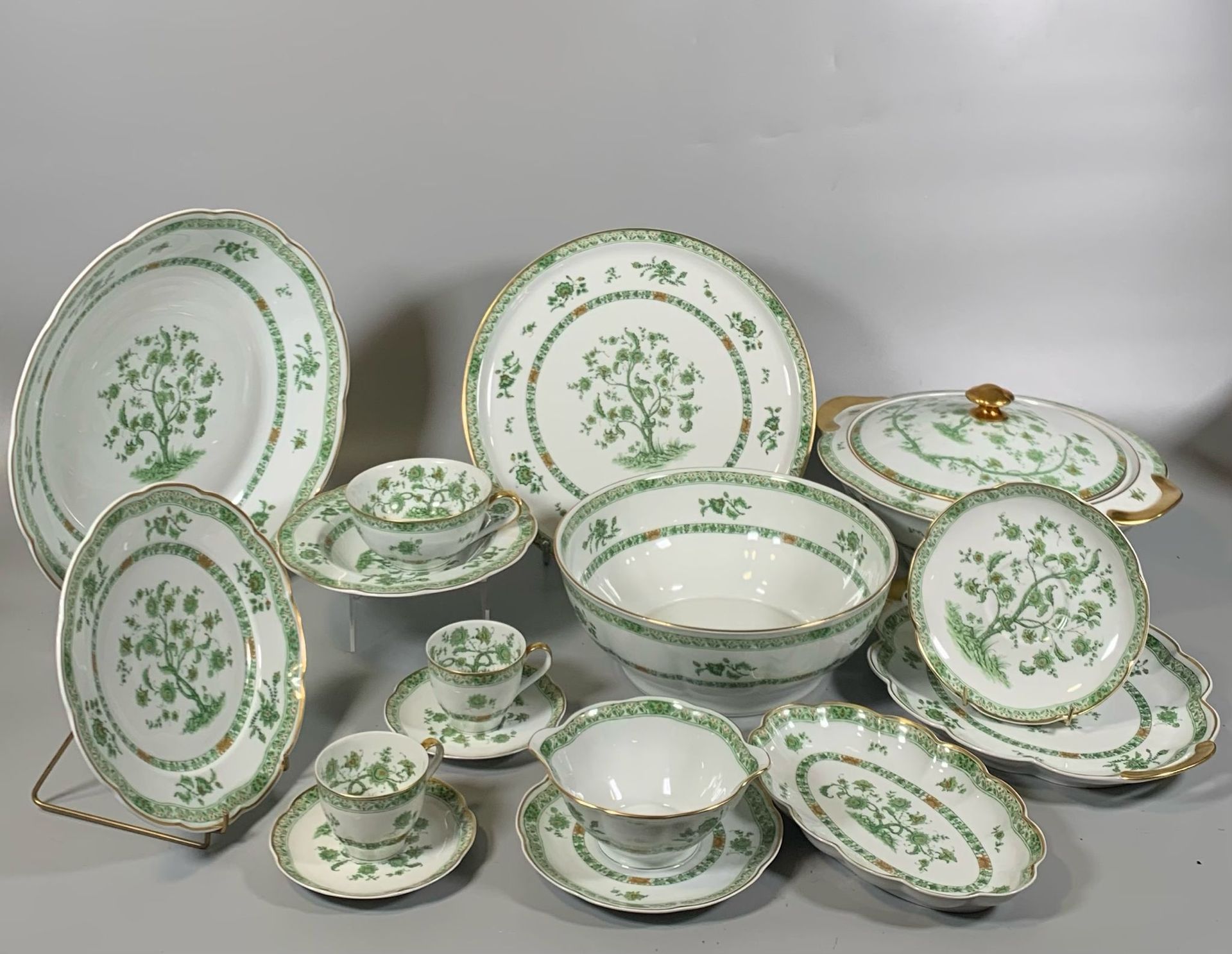 Null HAVILAND LIMOGES
Porcelain dinner service "Arbre de vie" model in green mon&hellip;