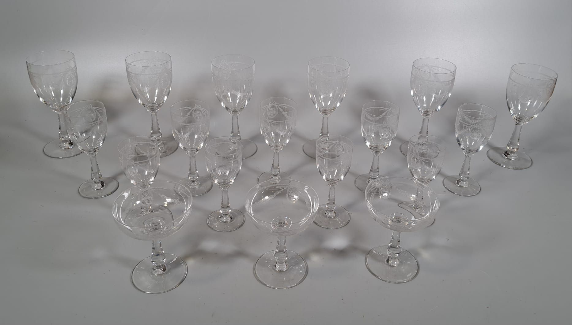 Null SAINT LOUIS
Partie de service de verres modèle "Sapho" en cristal gravé à d&hellip;