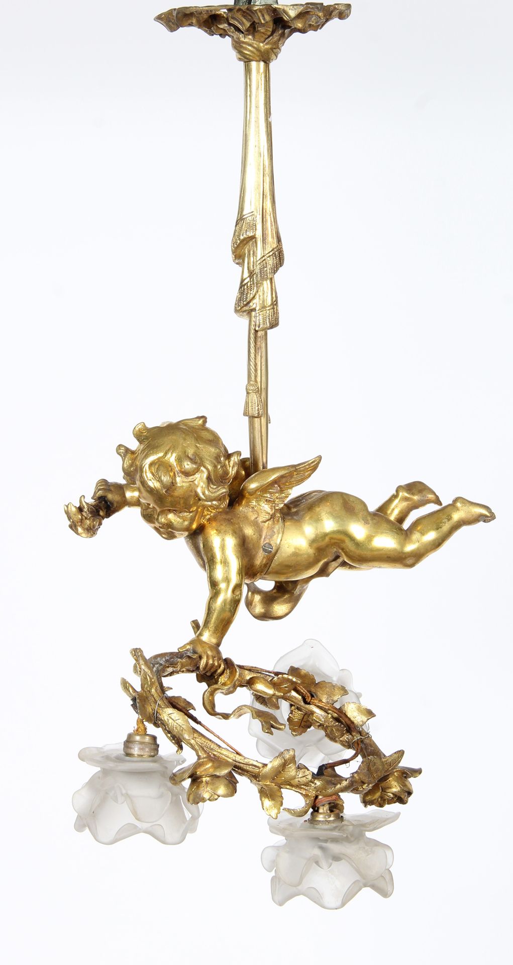 Null 路易十六式悬架

青铜材质，描绘了一位手持火炬和叶冠的天使，饰有三朵玻璃玫瑰。 

时期：20 世纪早期。

H.53 厘米。

(电气安装，总体状况&hellip;
