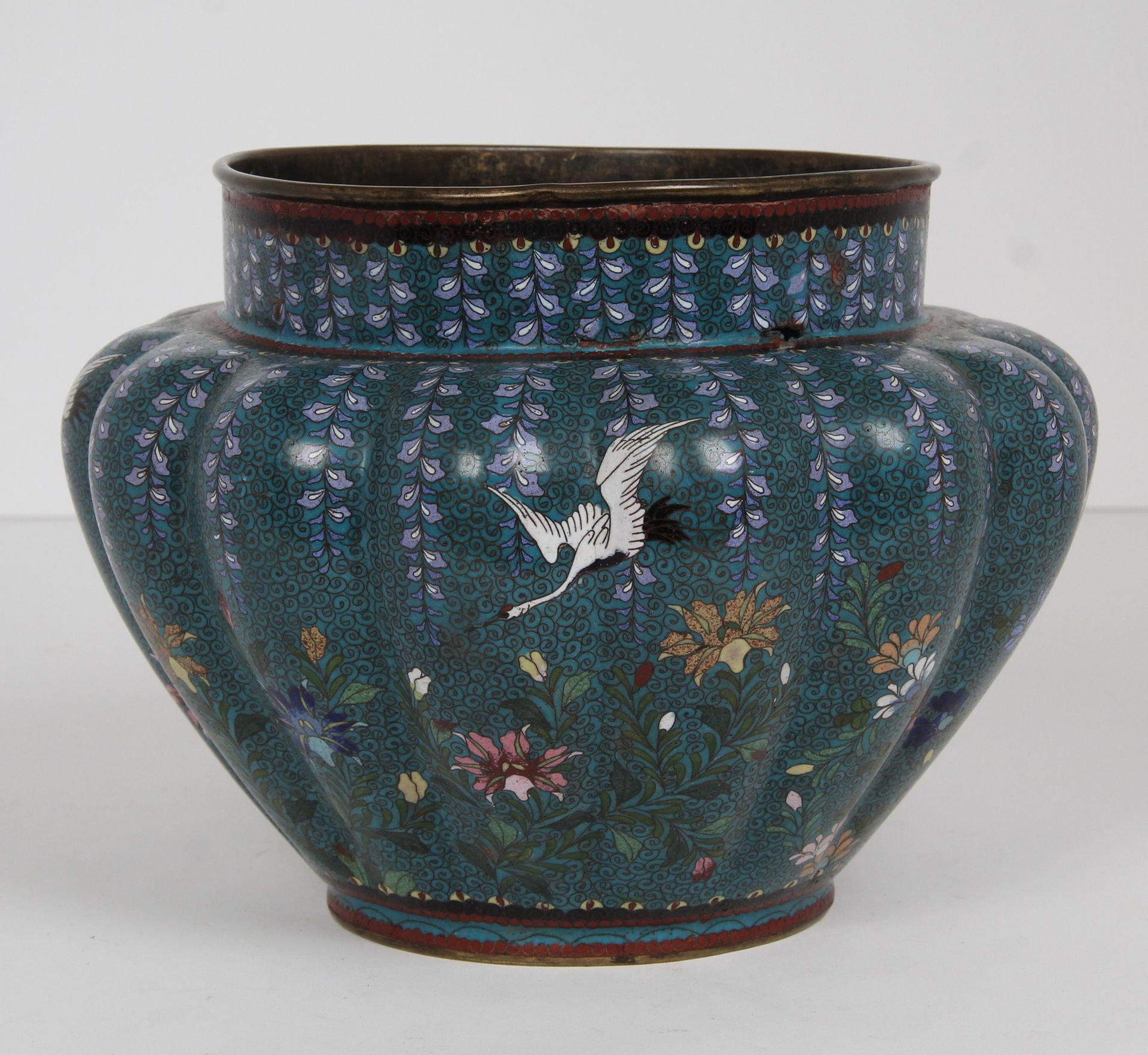 Null Japan, late 19th century

Copper and polychrome cloisonné enamel vase with &hellip;