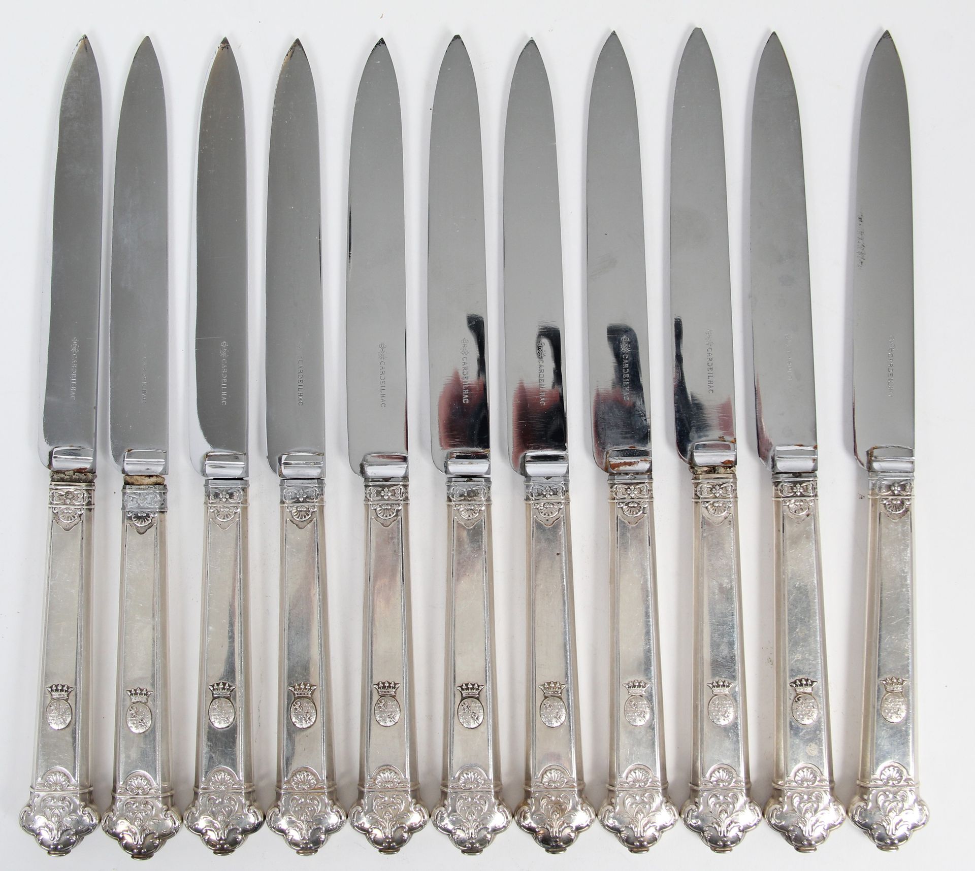 Null CARDEILHAC

Undici coltelli da tavola, lama in acciaio, manici in argento f&hellip;
