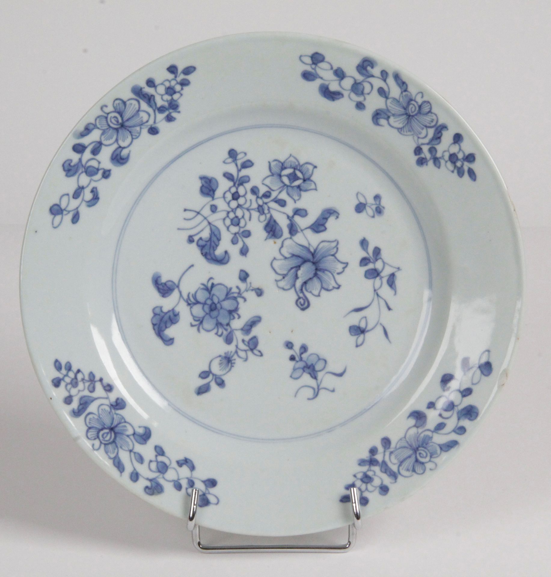 Null CHINA, siglo XX, plato de porcelana azul y blanca, decorado con flores y fo&hellip;