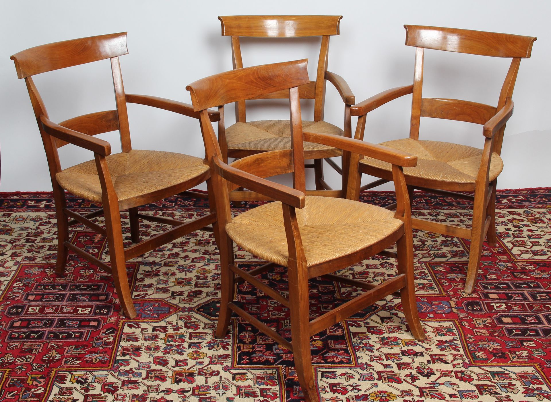Null 四把扶手椅组合

樱桃木，带状靠背，铺有稻草的座椅，椅腿用裆杆连接。 

H.84 x W. 54 x D. 48 厘米。

(状况良好）