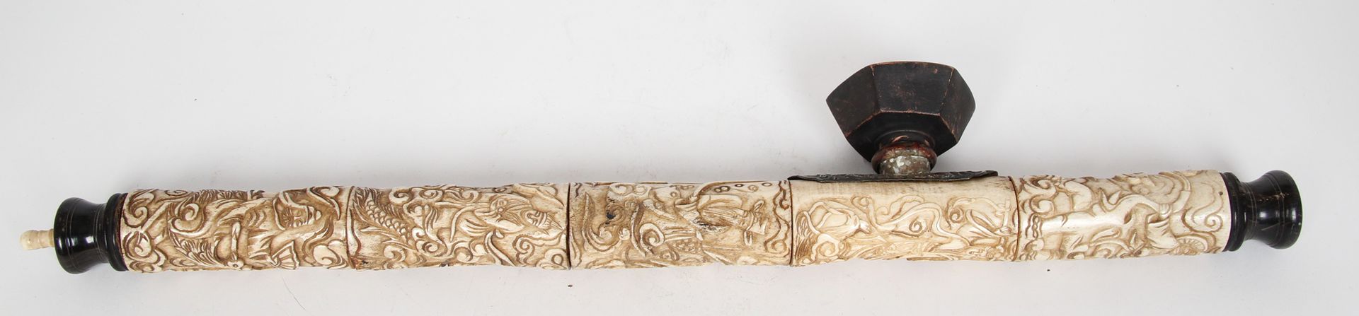 Null Indochine, XXe siècle, 

Pipe à opium décorative en os, à décor sculpté de &hellip;
