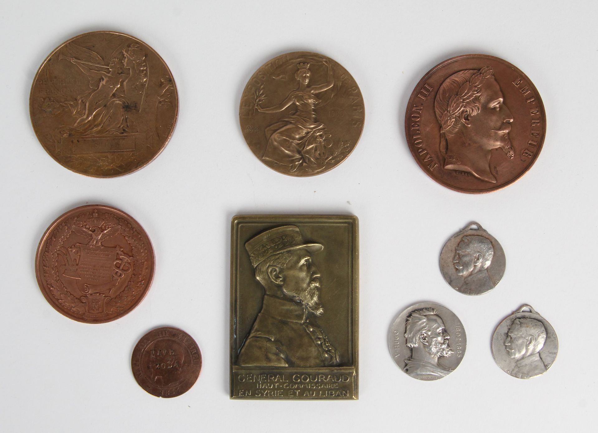 Null LOT DE NEUF MÉDAILLES EN BRONZE

-	Pièce de 10 centimes en bronze de 1853 N&hellip;