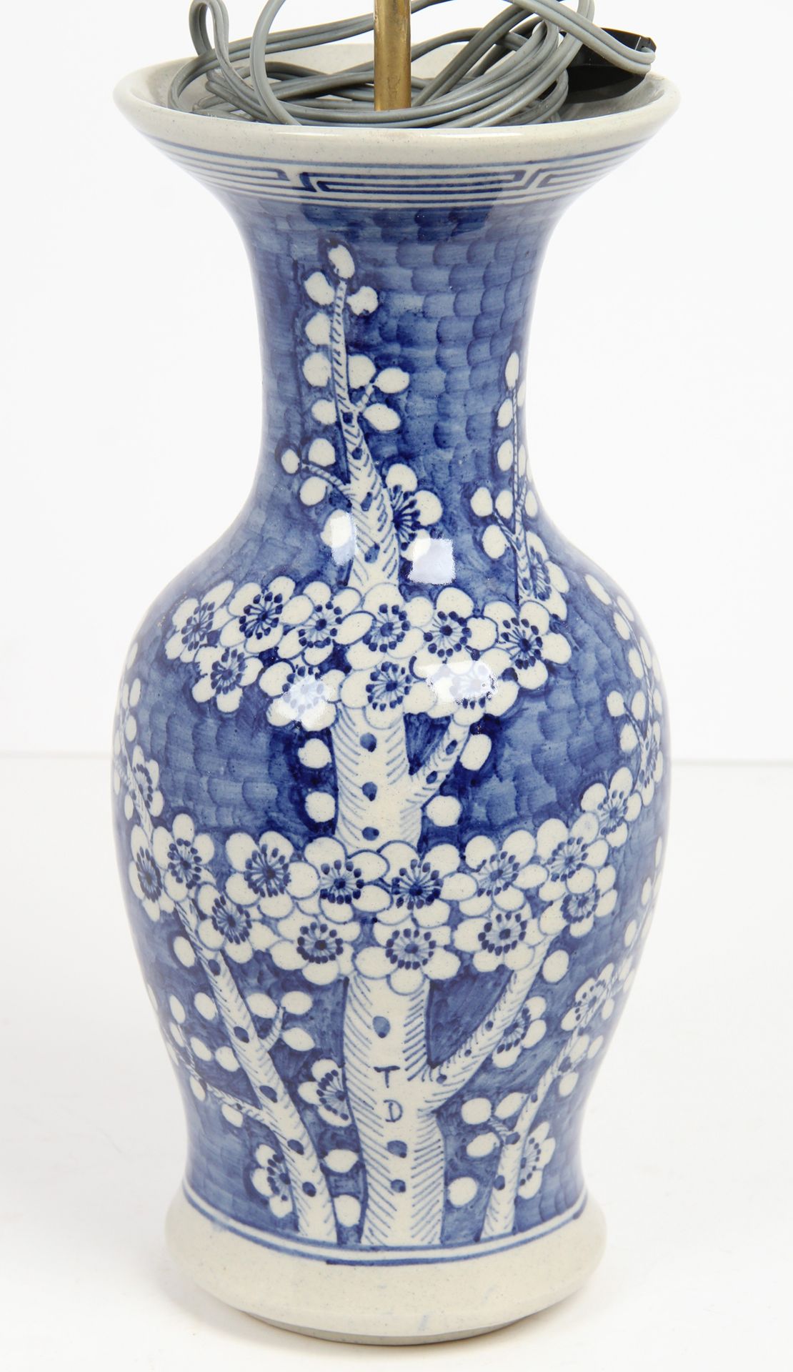 Null 中国味道

炻器花瓶，白蓝色樱花装饰。

H.高 37 厘米。

(作为灯具安装）