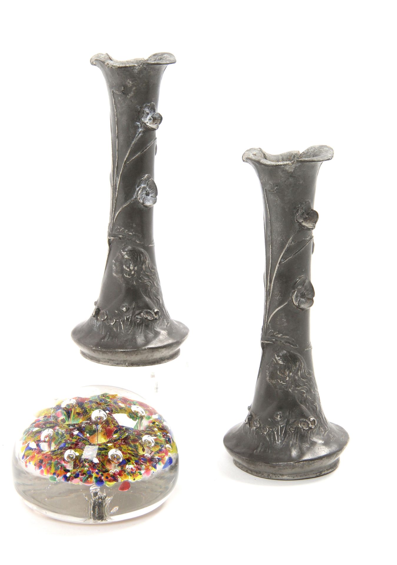 Null PAIR OF SOLIFLORE VASES WITH POLYLOBE necks, in pewter with relief decorati&hellip;