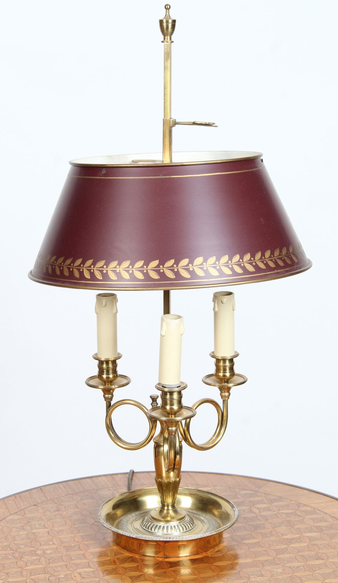 Null LAMPE BOUILLOTE

en bronze et laiton doré, à trois bras de lumières en form&hellip;