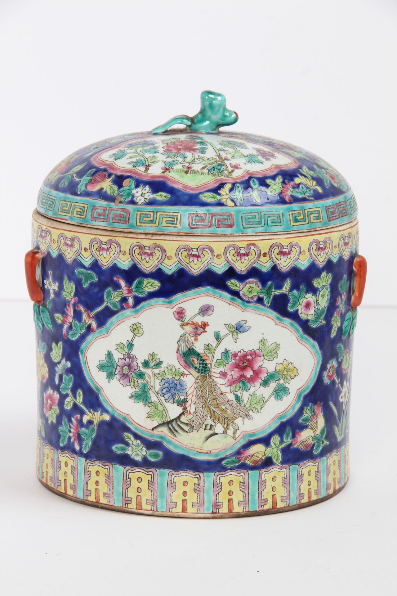 Null CHINA

China, siglo XX, 

Caldero cilíndrico cubierto de porcelana Famille &hellip;