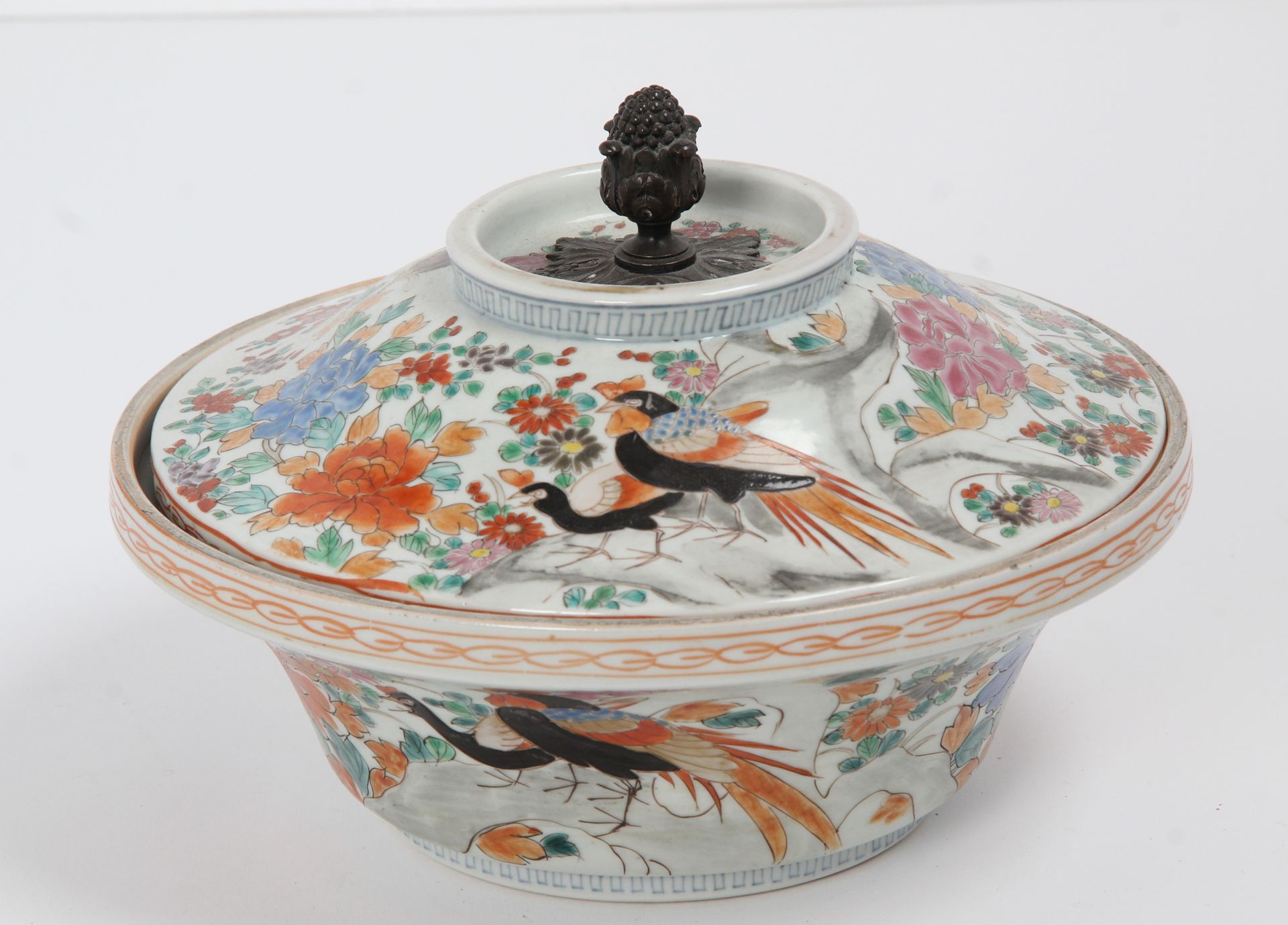 Null Japon XXe siècle, 

Bouillon couvert en porcelaine et émaux polychromes à d&hellip;