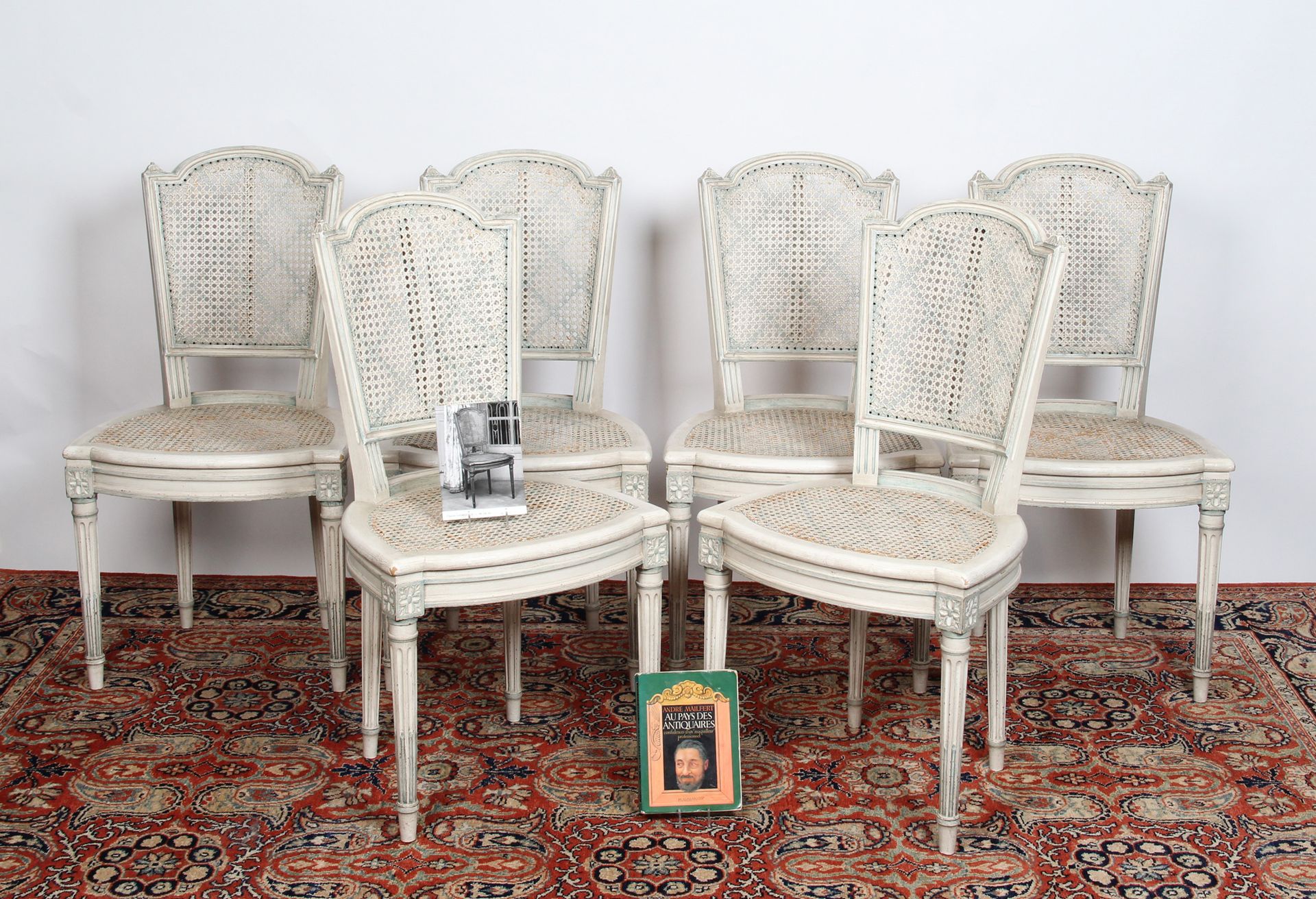 Null 邮费尔-阿莫斯工作室，奥尔良

兰巴勒 "模型。

由六把椅子组成的白色和蓝色双色漆木椅套间，篮形把手靠背，带玫瑰花饰的连接顶篷，锥形、凹槽和锉刀形椅&hellip;
