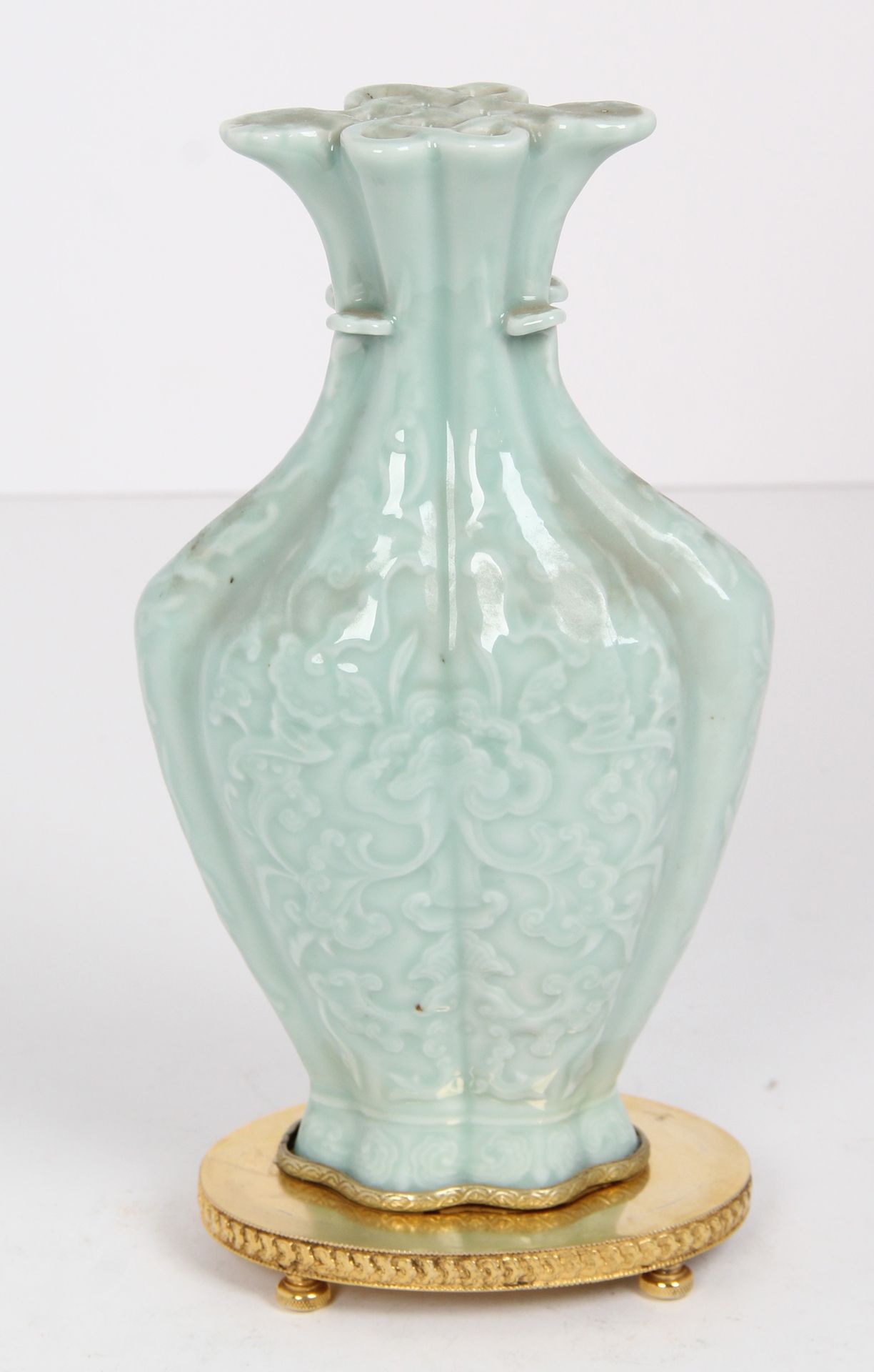Null CHINE, XXE SIECLE

Vase pique-fleurs en porcelaine à glaçure céladon, la pa&hellip;