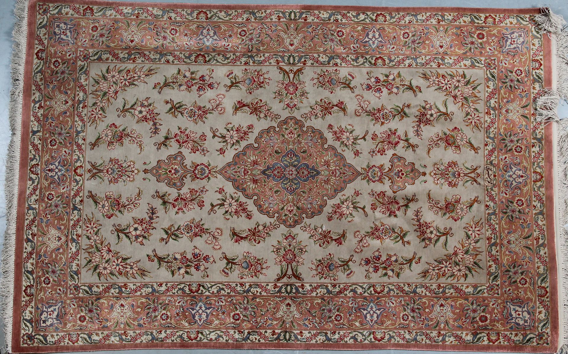 Null FINE SILK GHOUM RUG (Iran circa 1975-1970)

Pearl-gray field decorated with&hellip;