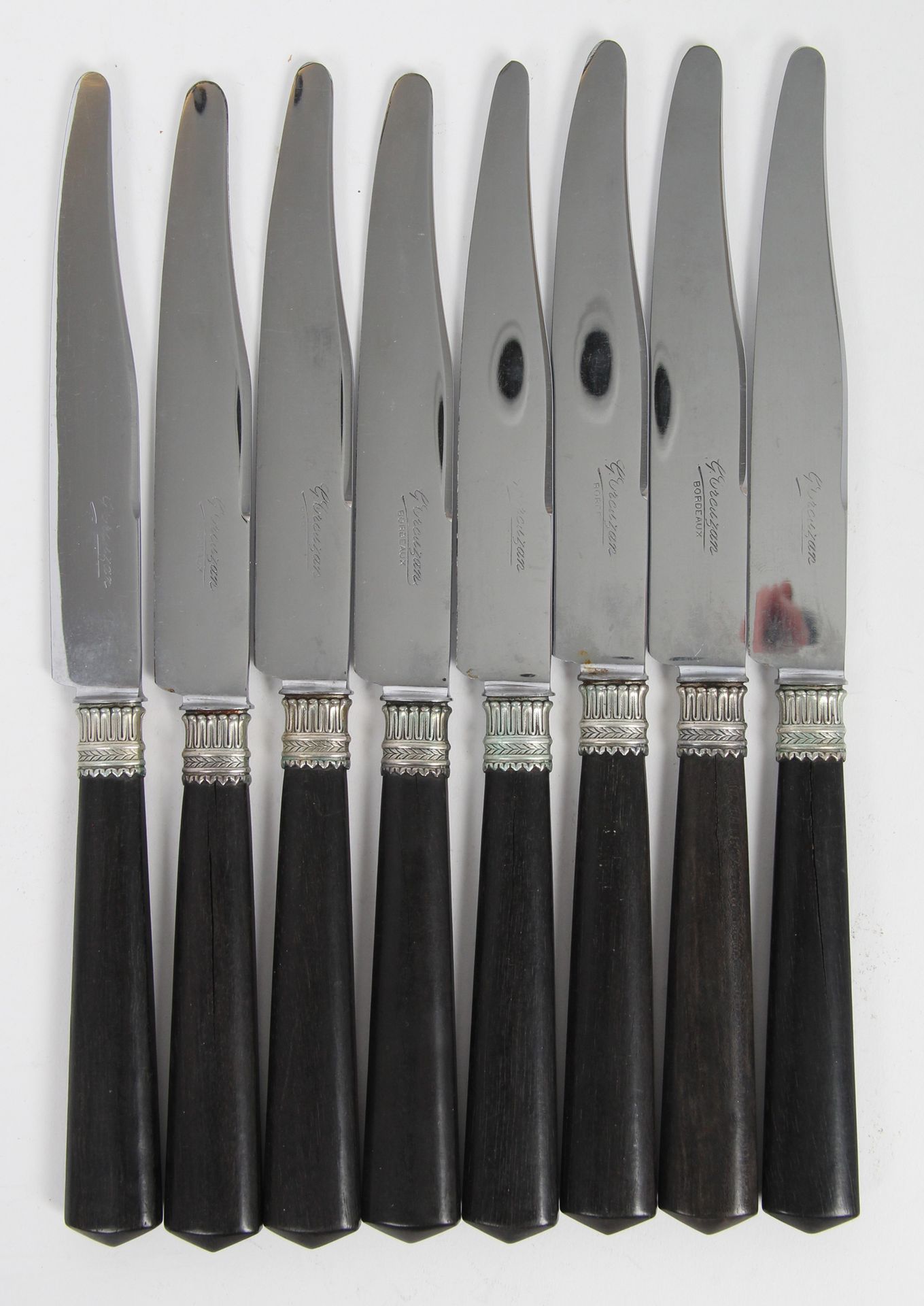 Null 八把餐刀

钢刀刃、镀银金属套圈和黑檀木手柄。

长 24.5 厘米。

(手柄开裂）