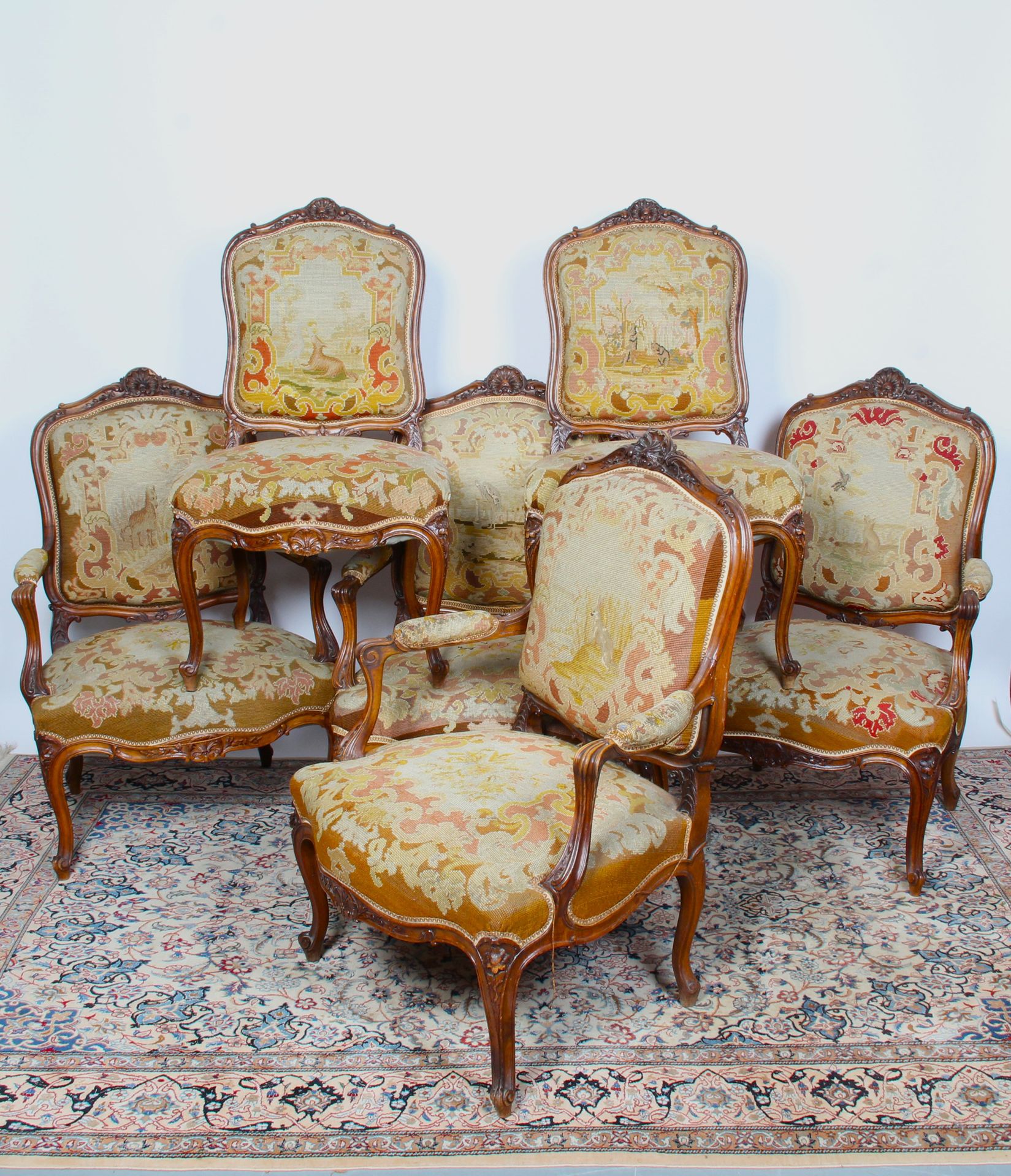 Null 路易十五风格的沙龙家具

包括四把扶手椅和两把平背椅，天然木质，模制雕刻有贝壳、叶子、刺桐叶和卷轴。椅腿呈弧形，末端饰有卷轴。挂毯上有拉封丹的寓言故事&hellip;